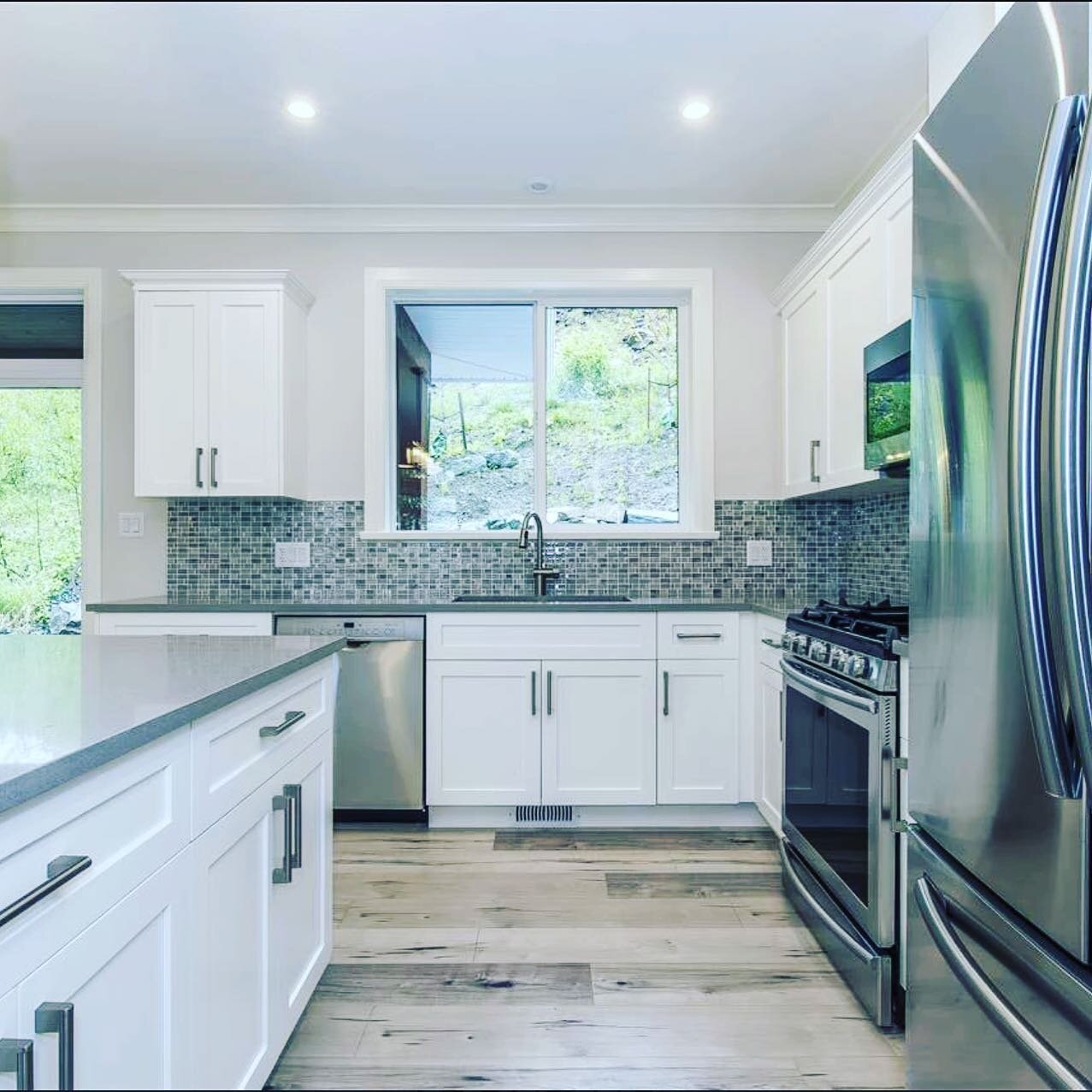 Simplicity..... A perfect colour contrast with #tomstonequartz P-6002 grey and white cabinet
.
.
.
.
.
.
#quartz #quartzcountertops #kitchendesign #kitchen #kitchencountertops #interiordesign #stone #stonecountertops #design #designinspiration #count