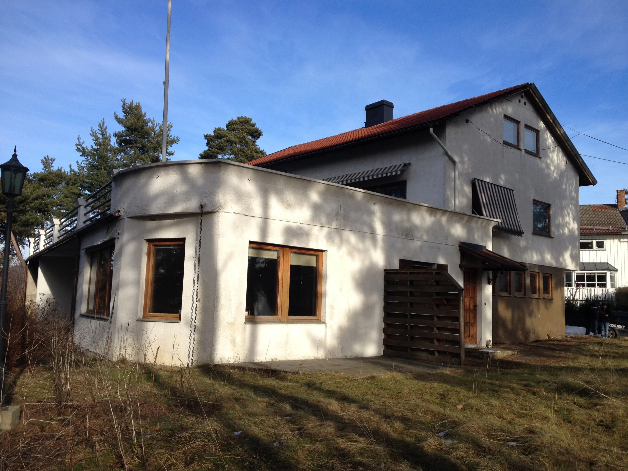  Det flate tilbygget på det gamle huset ble revet og taket på det gamle huset ble hevet med 1m. 