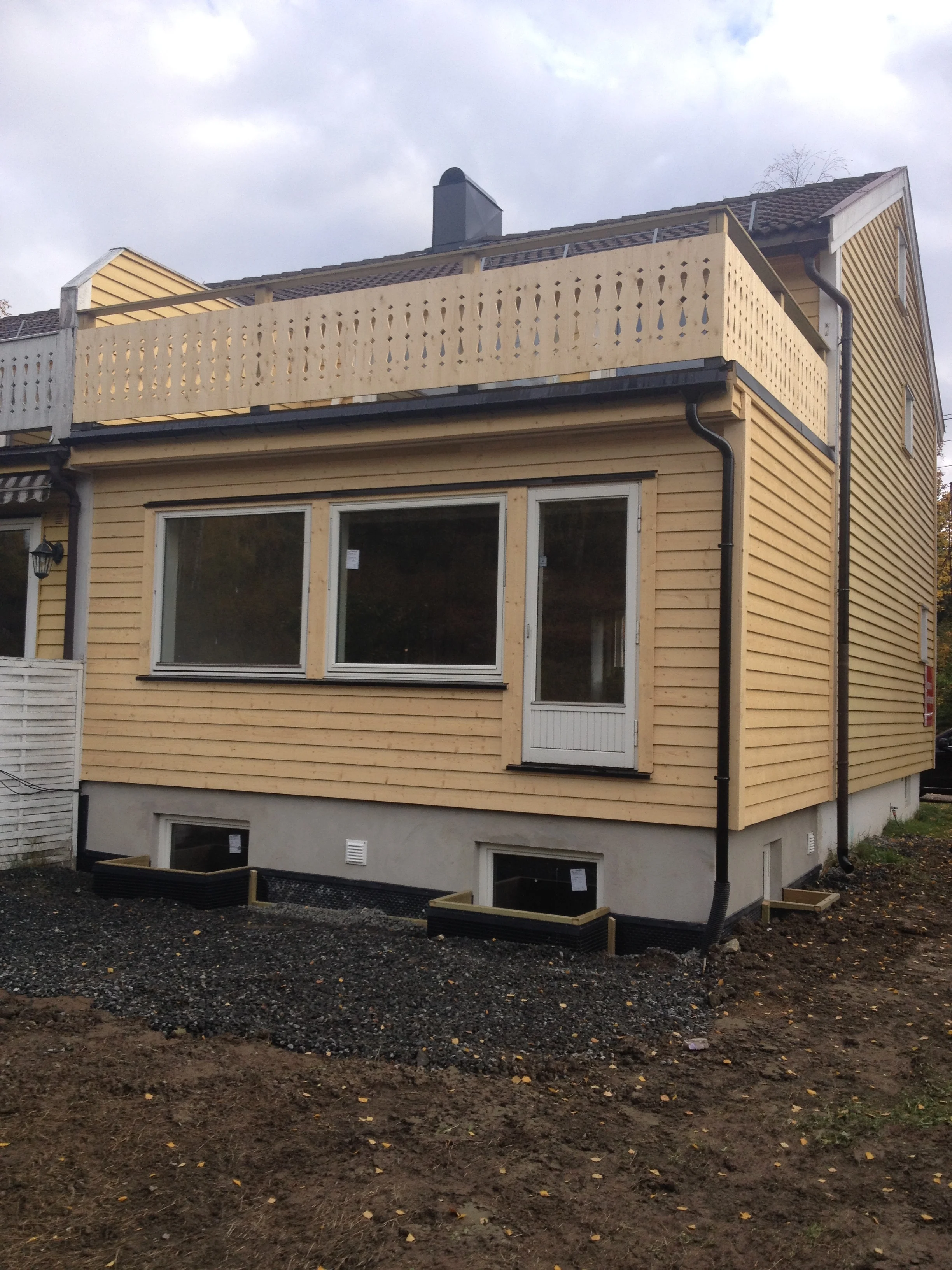  Påbygg av eks. rekkehus med kjeller på Kalbakken. Utført i 2014 i en totalentreprise. Utgraving av kjeller, med støping av nytt dekke med radonsperre, isolert lecamur og tilbygg med nye vinduer, balkongdør og terrasse. Tilleggsareal ca. 25m2 fordelt