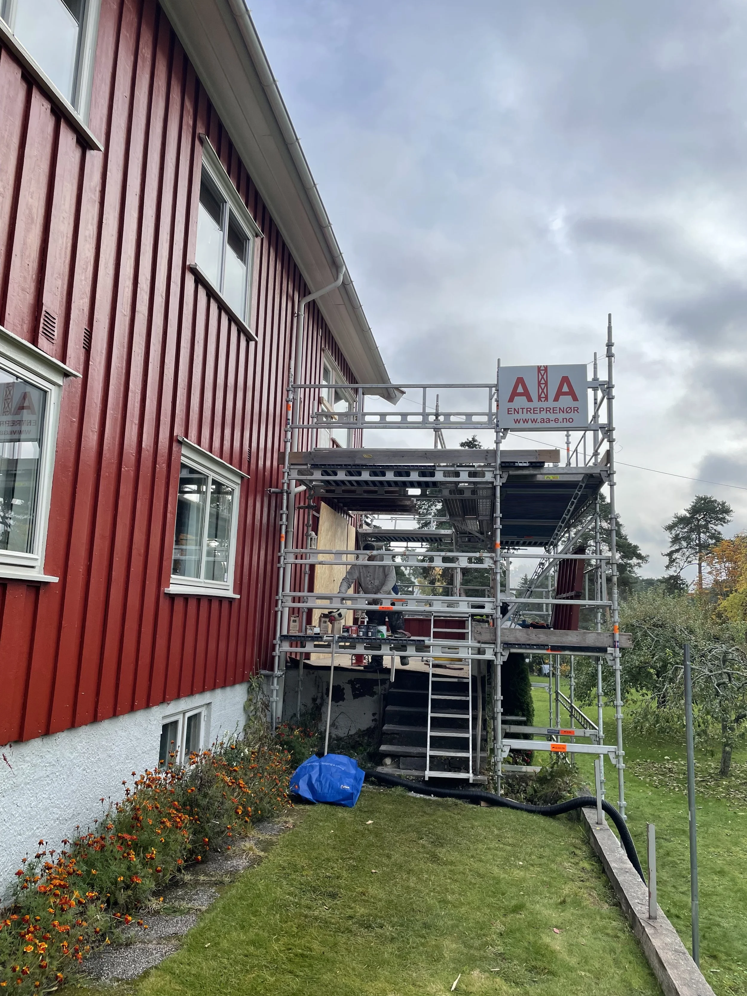 Generasjonsboliger fra 50 tallet ble bygget med små balkonger som idag ønskes utvidet 