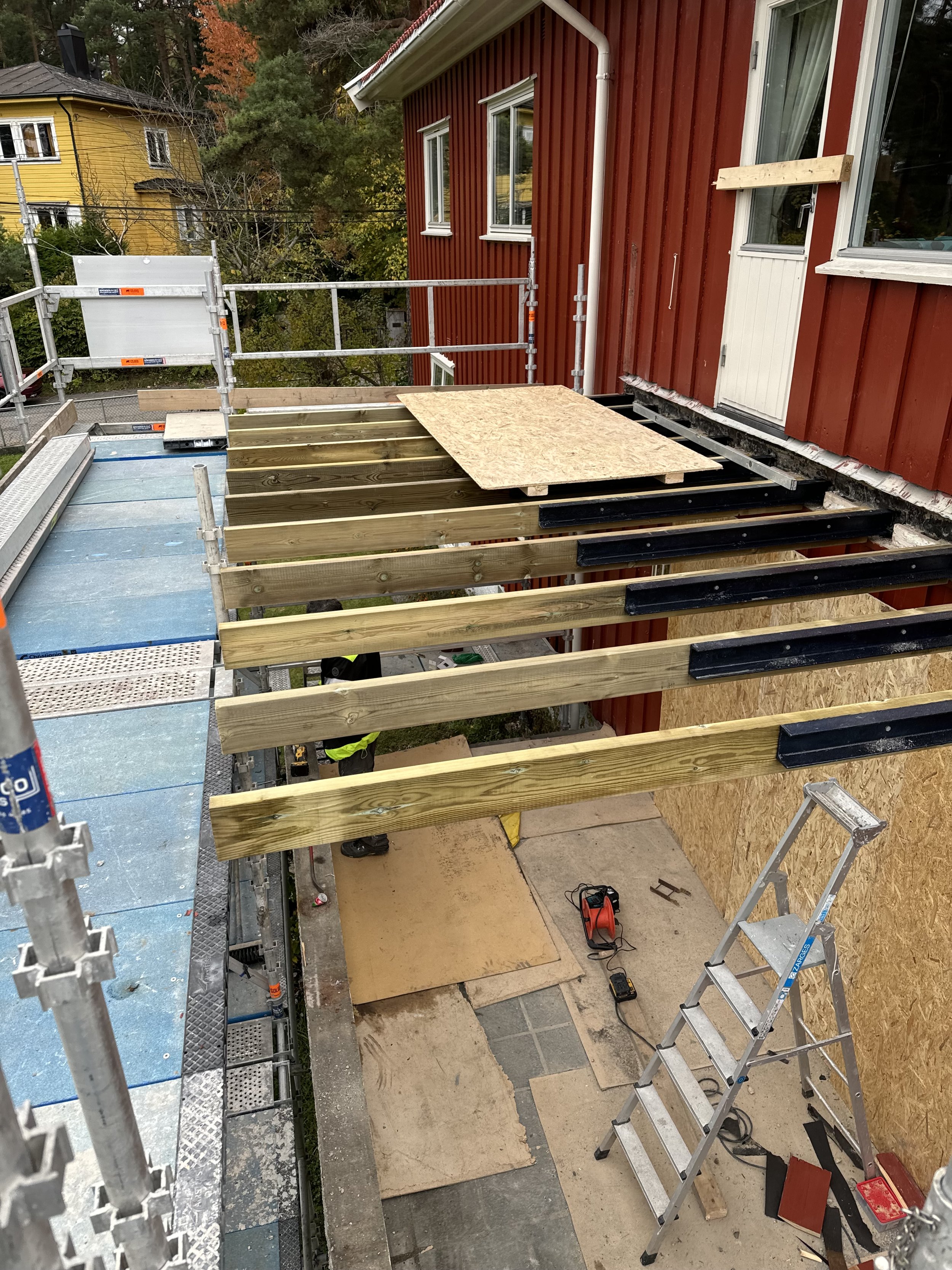 Eks. bærebjelker i stål ble slipt. grunnet og forsterket med bjelker i impregnert treverk