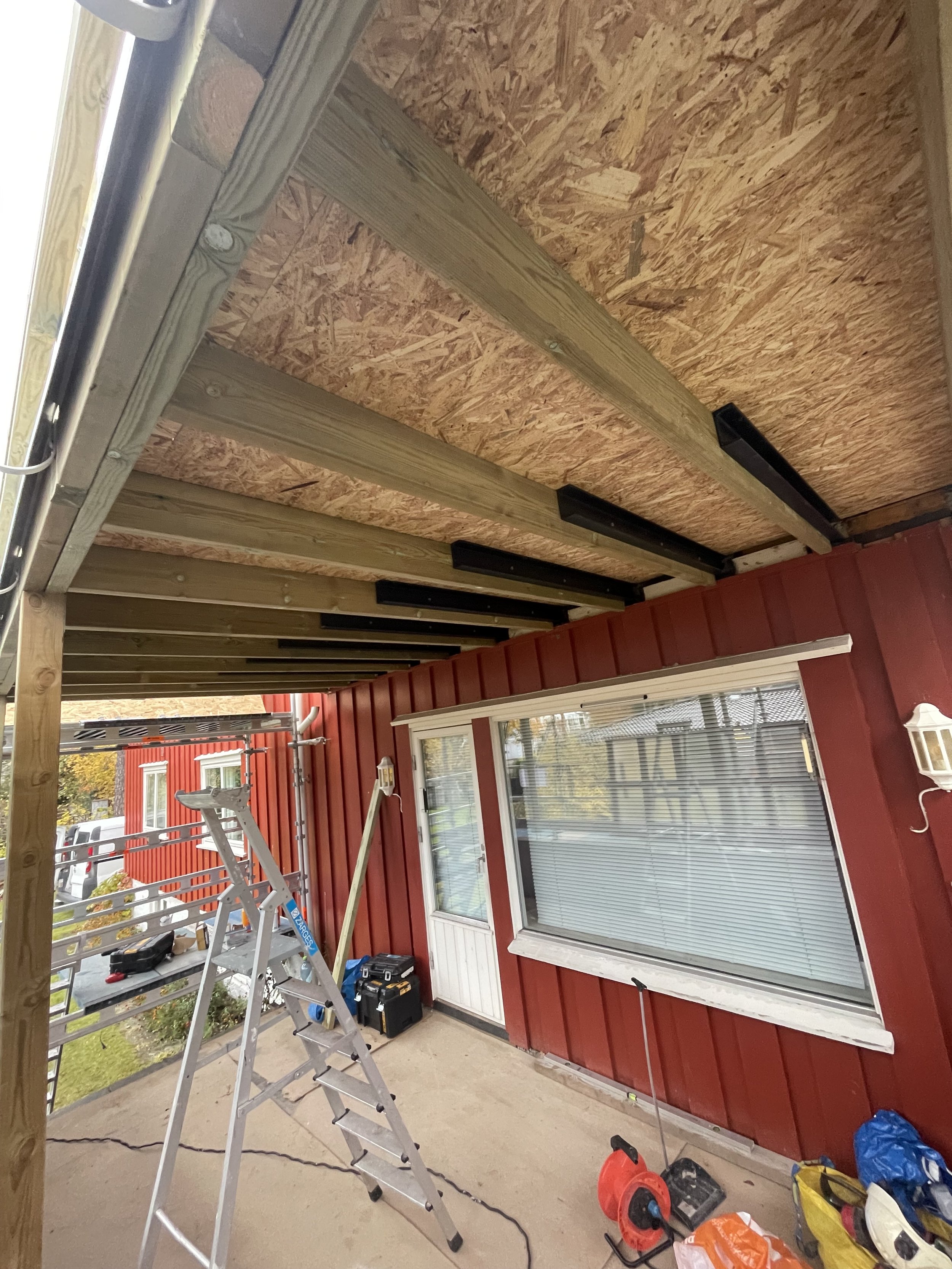 Nytt bjelkelag i impregnert treverk med nytt underlag for balkonggulv