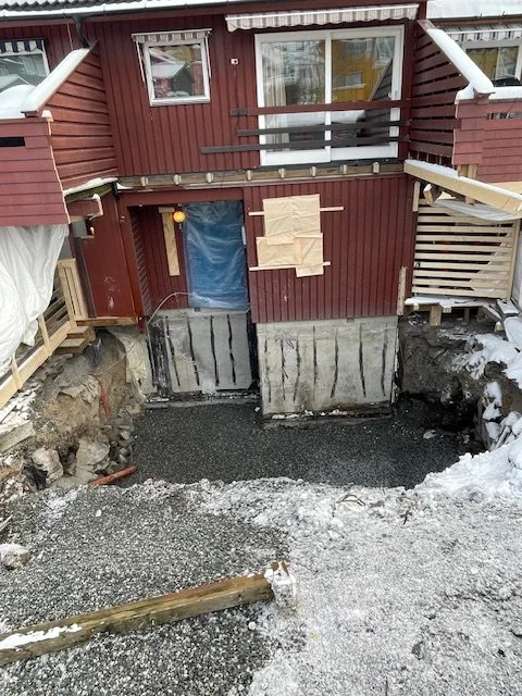 Eksisterende terrasse ble revet og det ble utgravd for ny underetasje