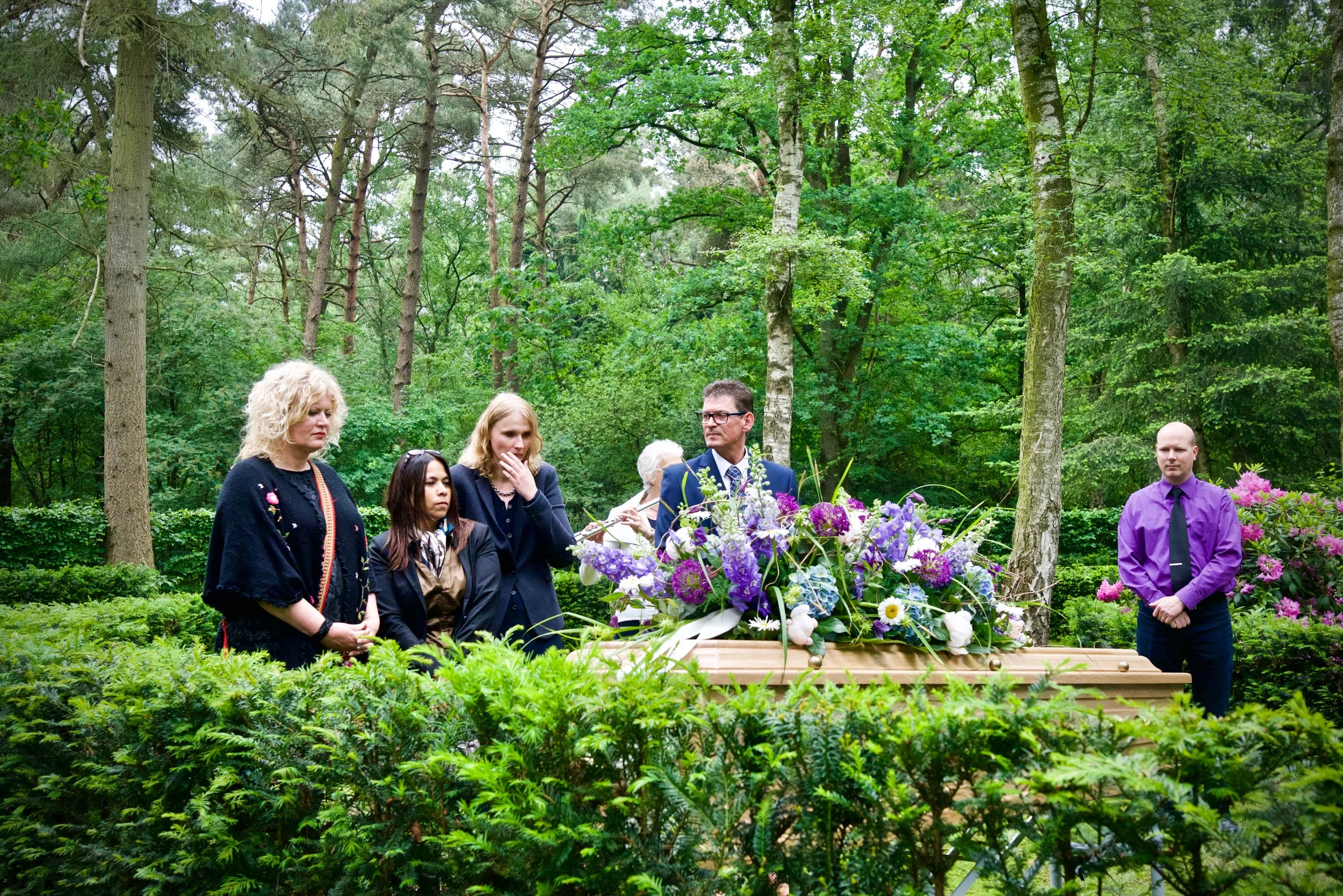 Familie met kist - Afscheidsfotografie x STiP Fotografie