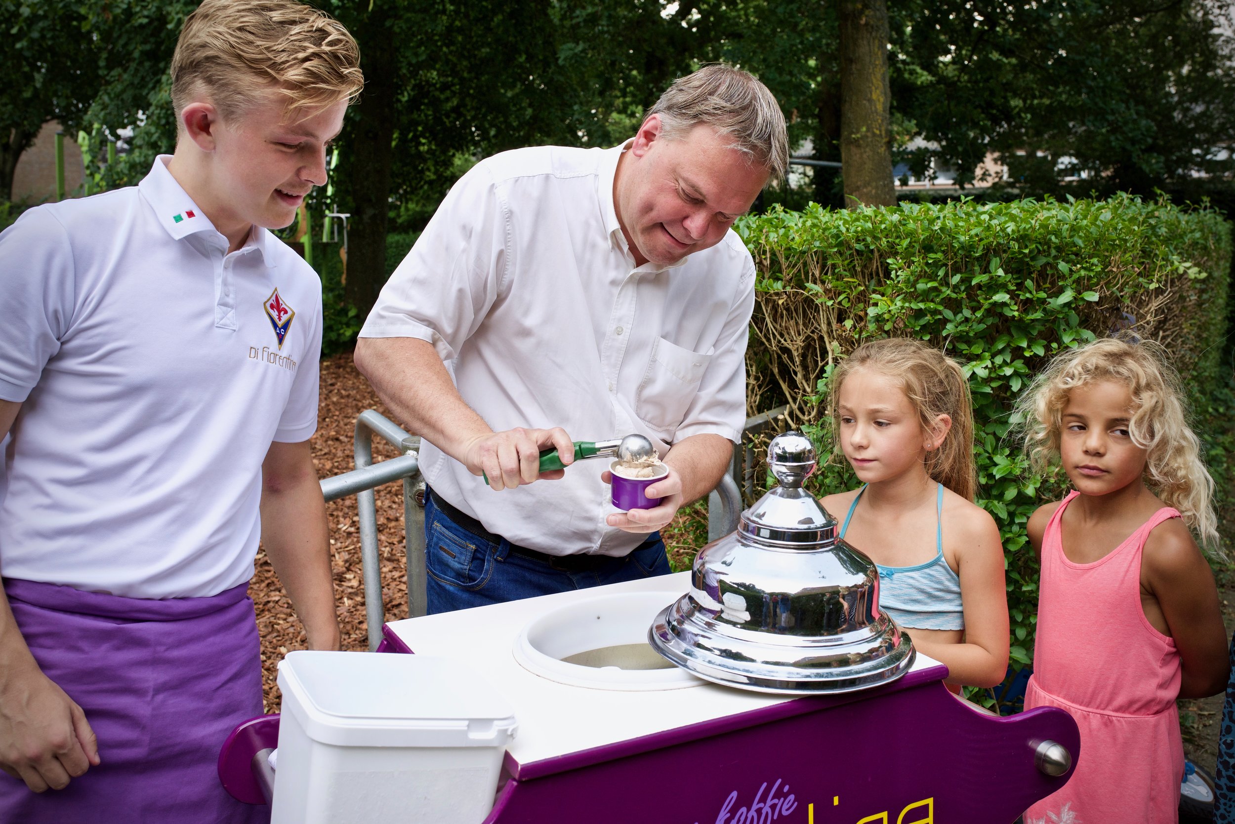 Wethouder schept ijs - Bedrijfsfotografie x STiP Fotografie