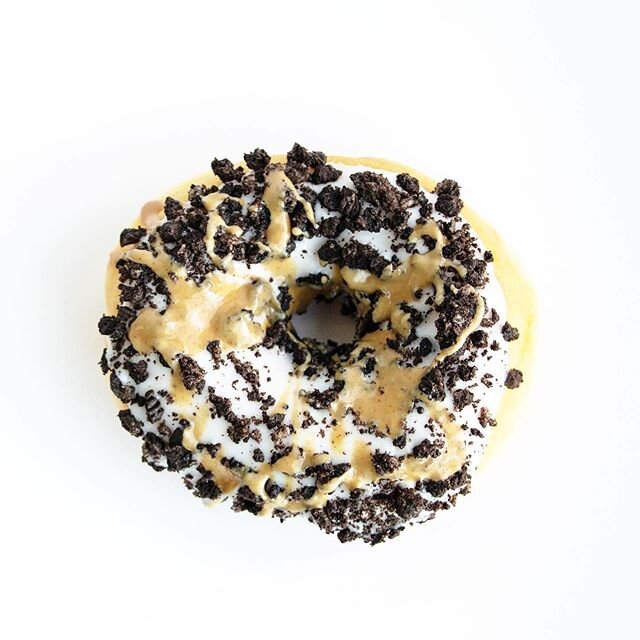 TITLE: PARENT TRAP
ORIGIN: Hallie Parker’s infamous Oreos dunked in peanut putter ππΌ (circa 1998)
MAKEUP: Vanilla ice + Oreo crumbs + Peanut Butter drizzle 
YUM FACTOR: 10... clearly