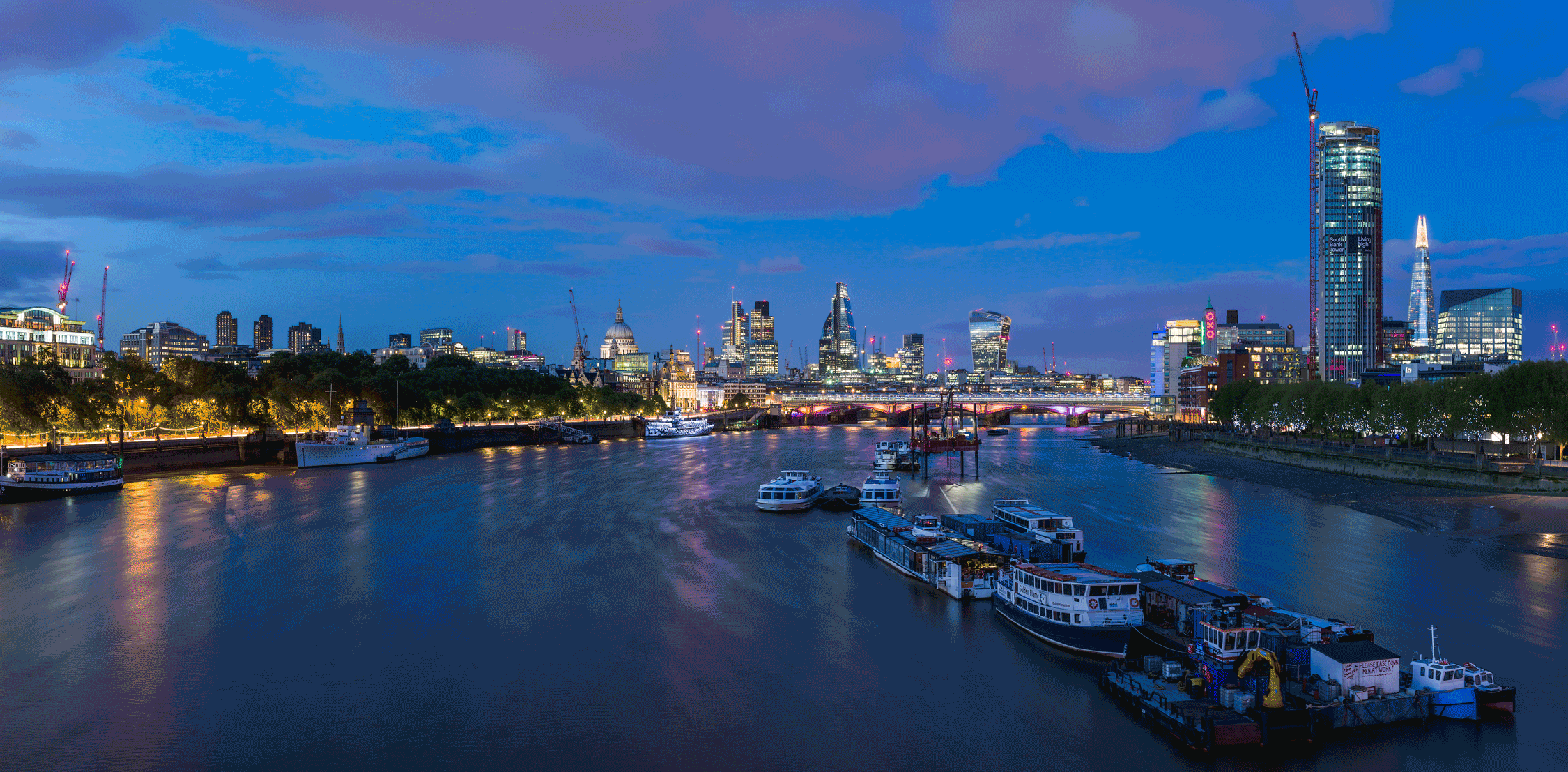 London_Skyline_from_Waterloo_Bridge,_London,_UK_-_Diliff.gif