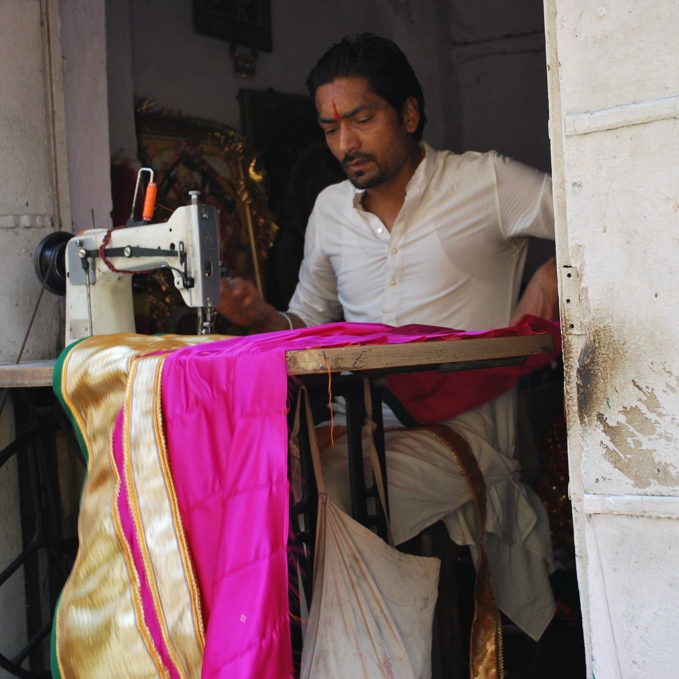 A (very handsome!) tailor working on a gorgeous pink sari. This pink is one of our favourite colours, so much association with India. Love it always with the gold. 💛