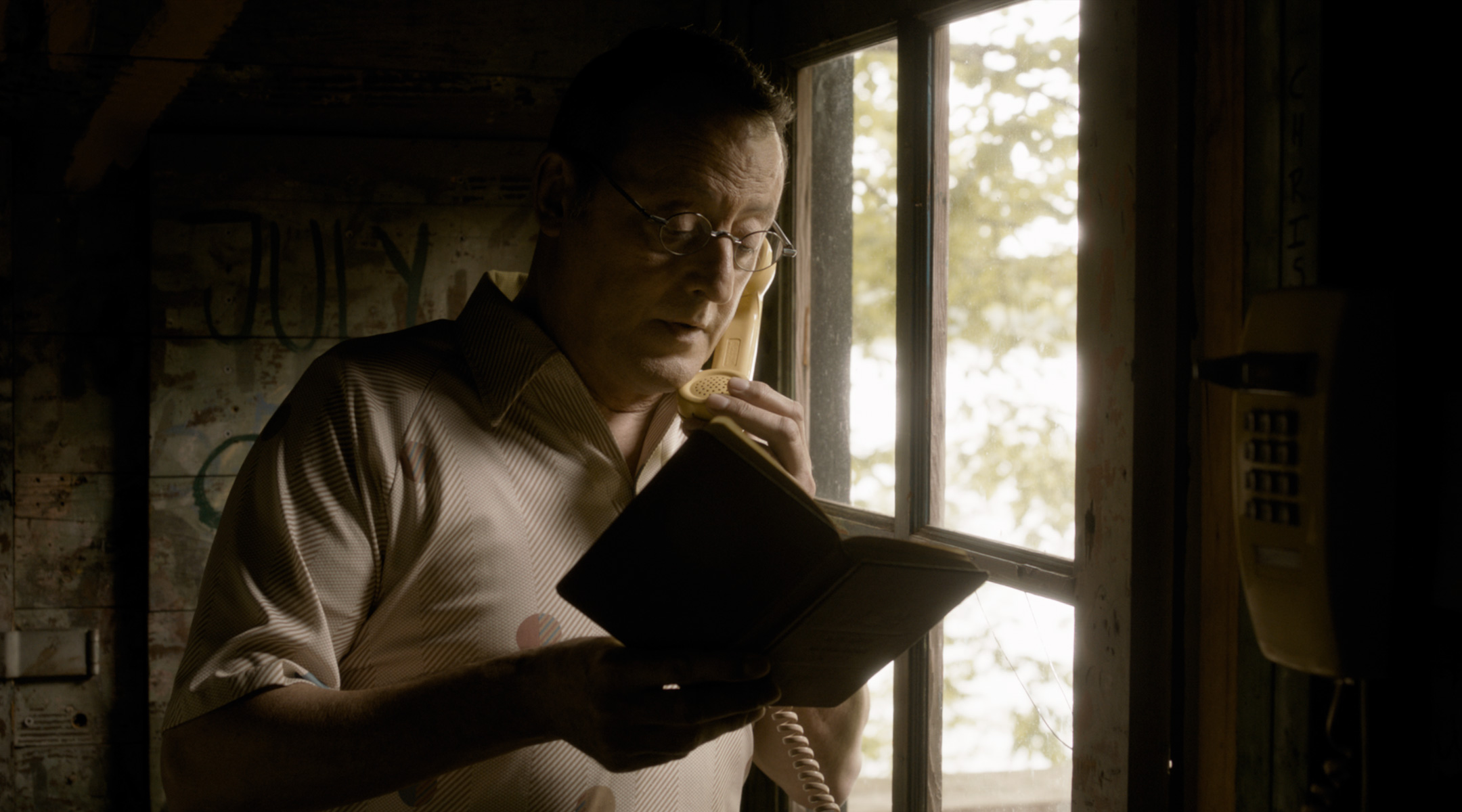 Jean Reno (Louis)