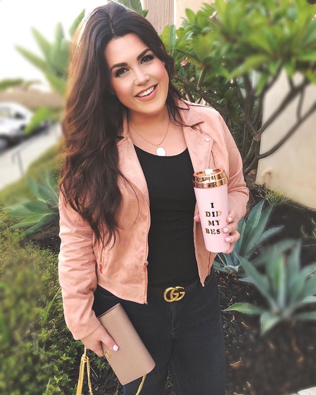 In honor of #nationalcoffeeday I went back to the dark side! Loving my new locks from @hairby_cherisestevens ! PS this is my favorite cup from @shopbando (and there may or may not be coffee in it... 🍷) tap photo for outfit details!