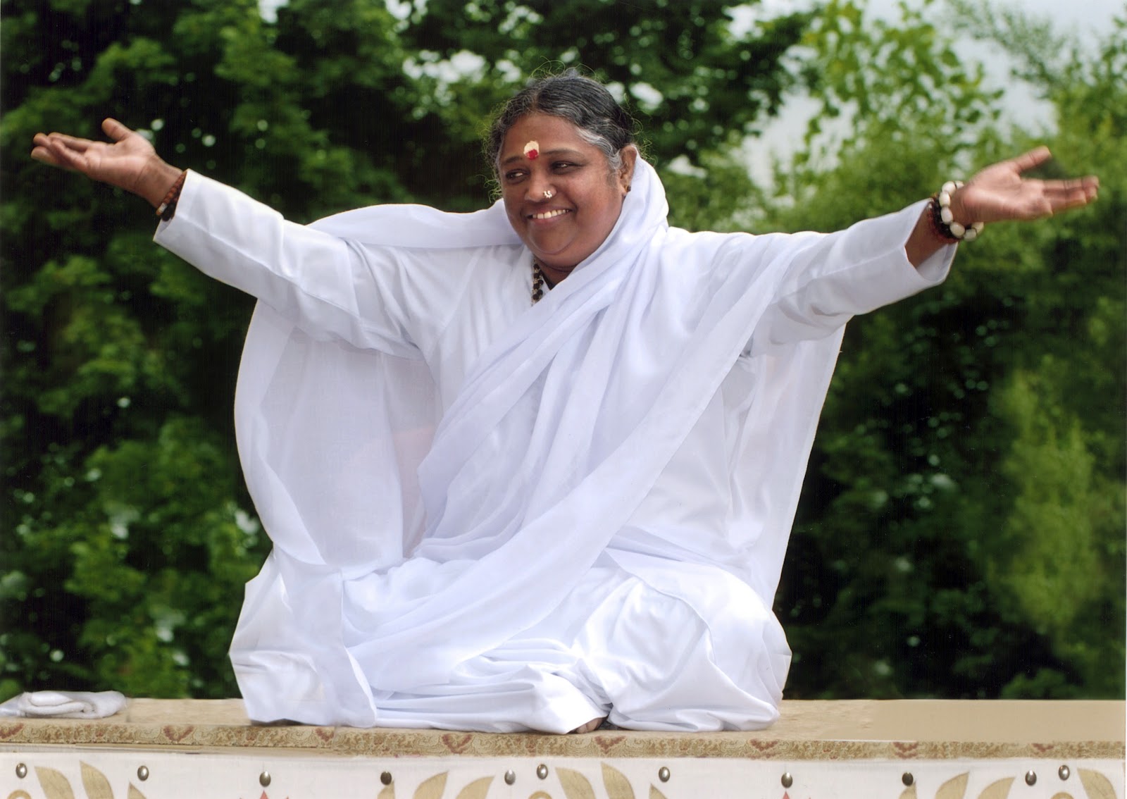 amma hugging saint amma hugging saint