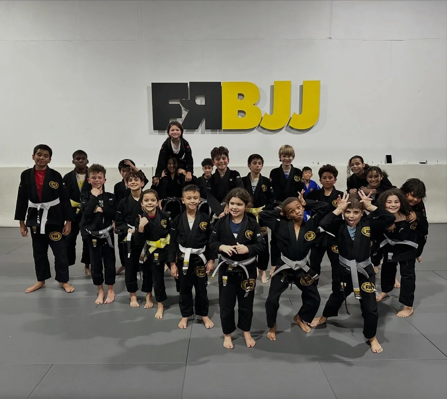 We invite you to have your kids try a week with us for FREE. See why Jiu Jitsu has to offer ❤️🥋
#kidsbjj #kidsmartialarts #freetrial #family