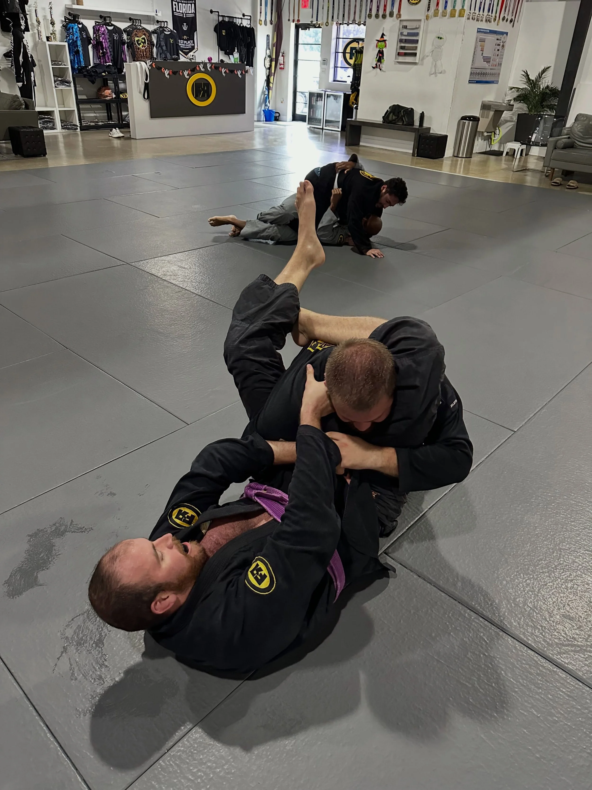 Long legs makes for good triangles 👊👊👊
#jiujitsu #triangle #longlegs