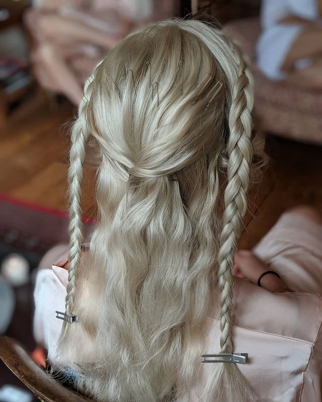 Pure KHALEESI Vibes ✌🏻 was refreshing to be asked to do something not particularly loose and wavy 〰️ This girl had a strong image and like I say when it comes to hair there is no right or wrong style - there is YOU ✨✨✨ As long as you do you babes, c