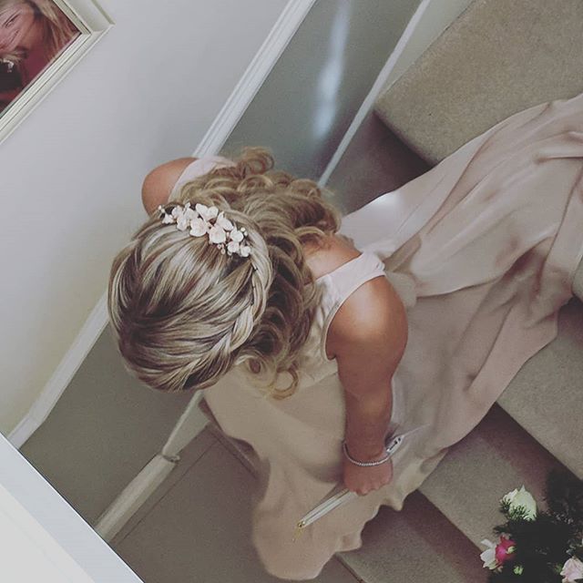 That exciting moment when it's time to leave for the church ✨✨✨ .
.
.
Lovely wedding on Saturday working with some of the best local suppliers: hairpiece by @edenbstudio , make up by @harrietrainbow , flowers by @johnnyslittlesisterflorist and brides