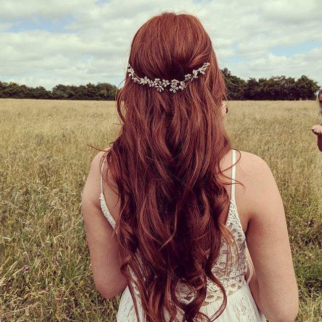 😍🌾 TODAY 🌾😍
.
. 
Hair accessories and veils @edenbstudio
Photography @nicoladixonphotographyco 
Make up @astonsmakeupandbeauty 
Dress @blackburnbridal
.
.
#redheadsrule #redhair #redhairdontcare #redheadbride #longhair #longwavyhair #beachywaves 
