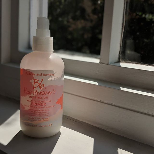 Does anyone elses hair feel FRAZZLED from this heat?! Blondes especially but anyone with coloured or dry hair you need this in your life 👆🏻 From @bumbleandbumble it's a primer, with lots of fortified vitamins, minerals and lightweight oils to maint