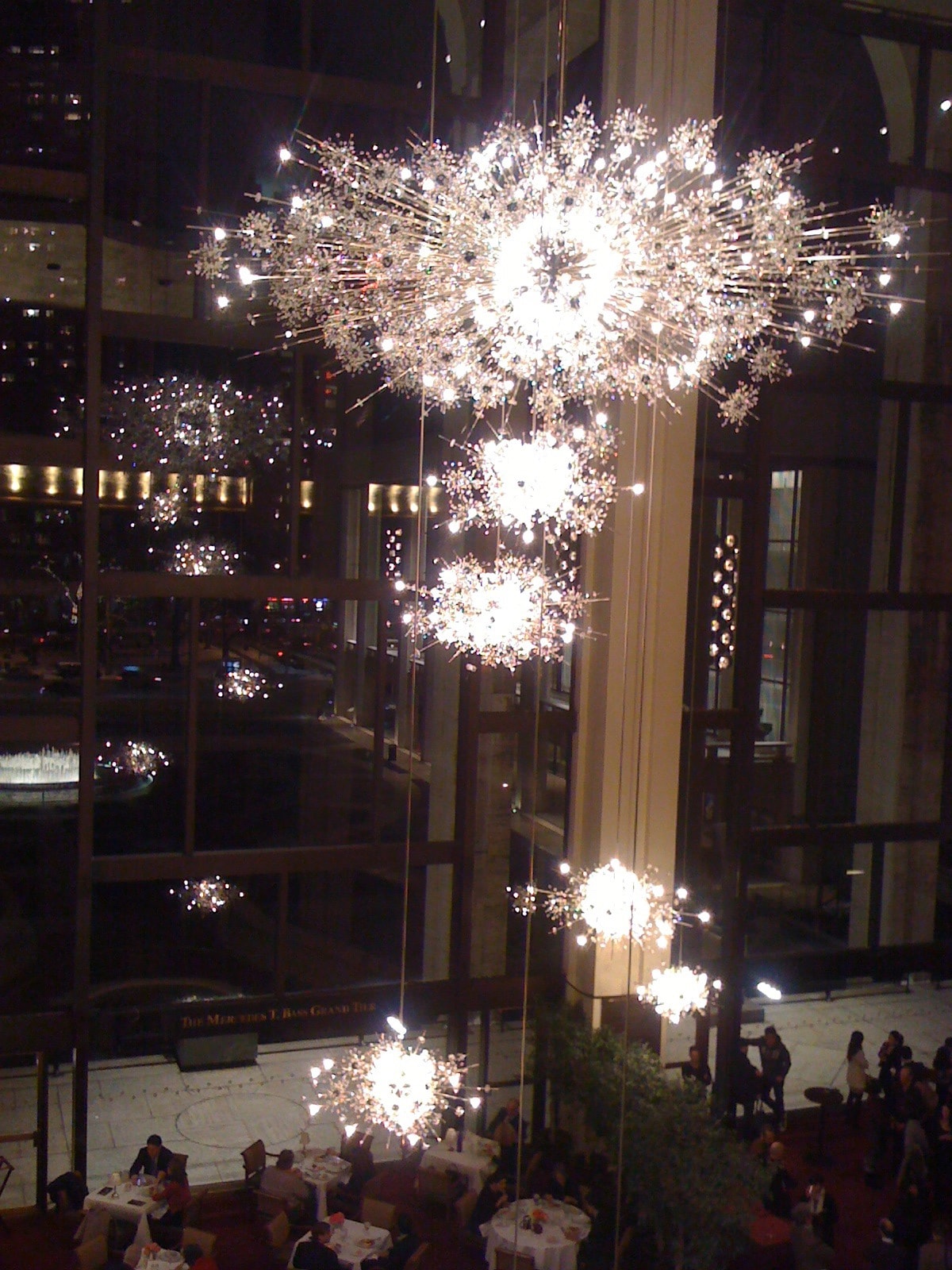 metropolitan_opera_chandelier_2-min.jpg