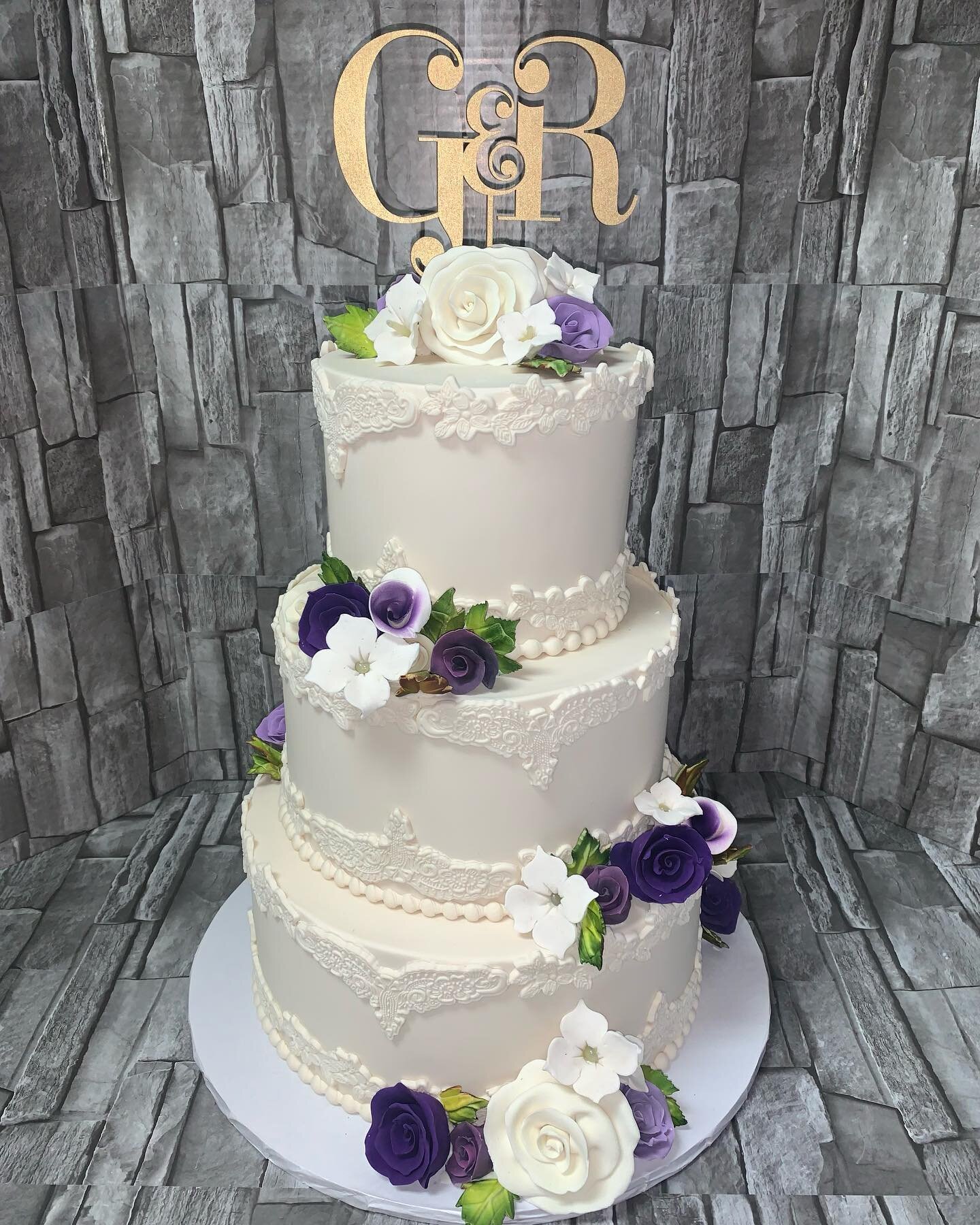 Spring is in the air and so is wedding season! This wedding cake is blooming with love! 💐💍