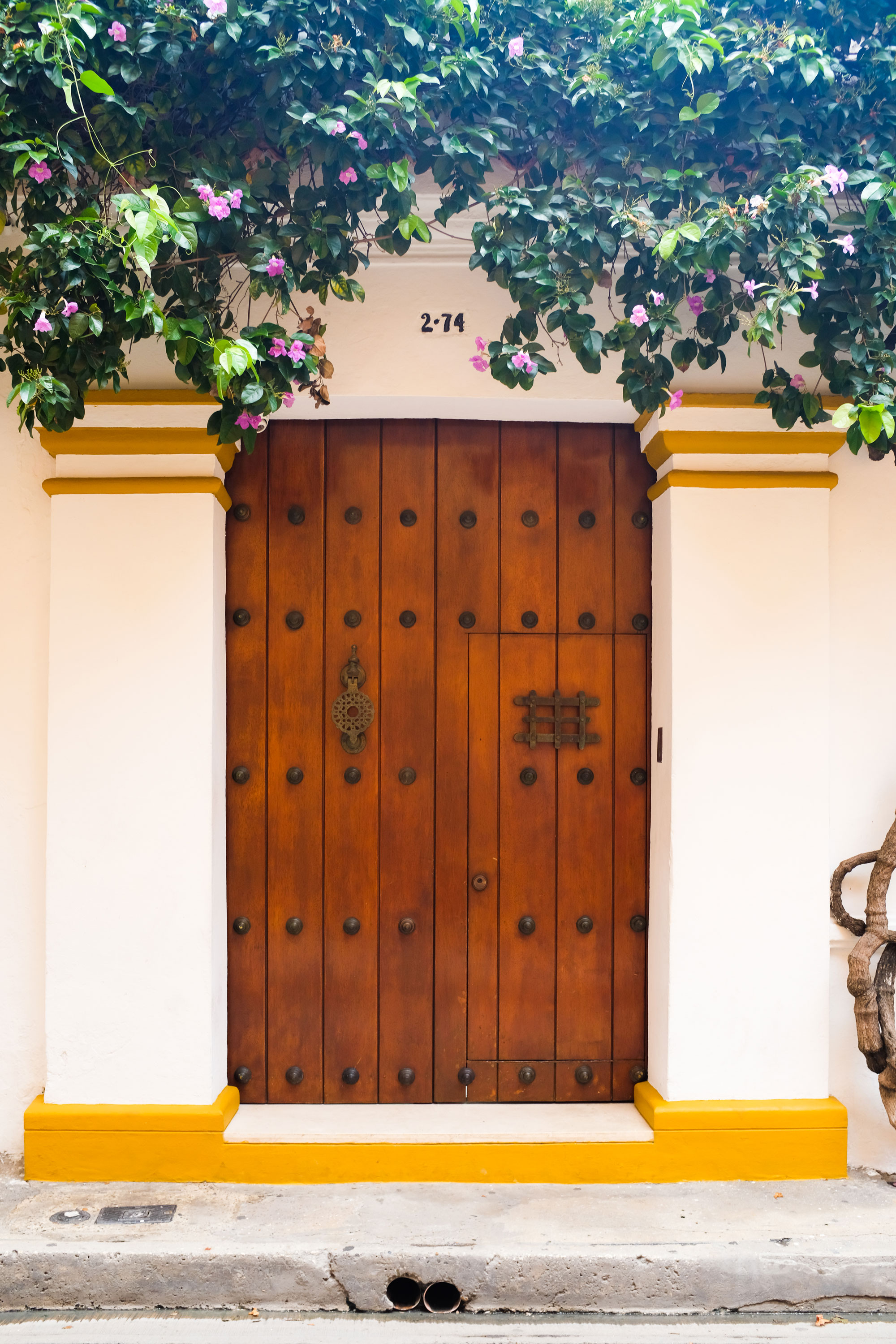 Cartagena is iconic for its numerous detailed doors. Which makes me wonder what is behind them. From what I know, they’re beautiful mansions with pools in the middle of the house.