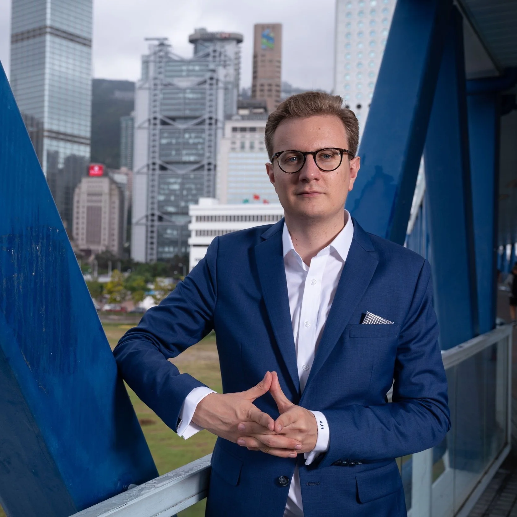 EE 329 - 5 Passports, Dozens of Bank Accounts & Homes All Over the World - Andrew Henderson - Nomad Capitalist