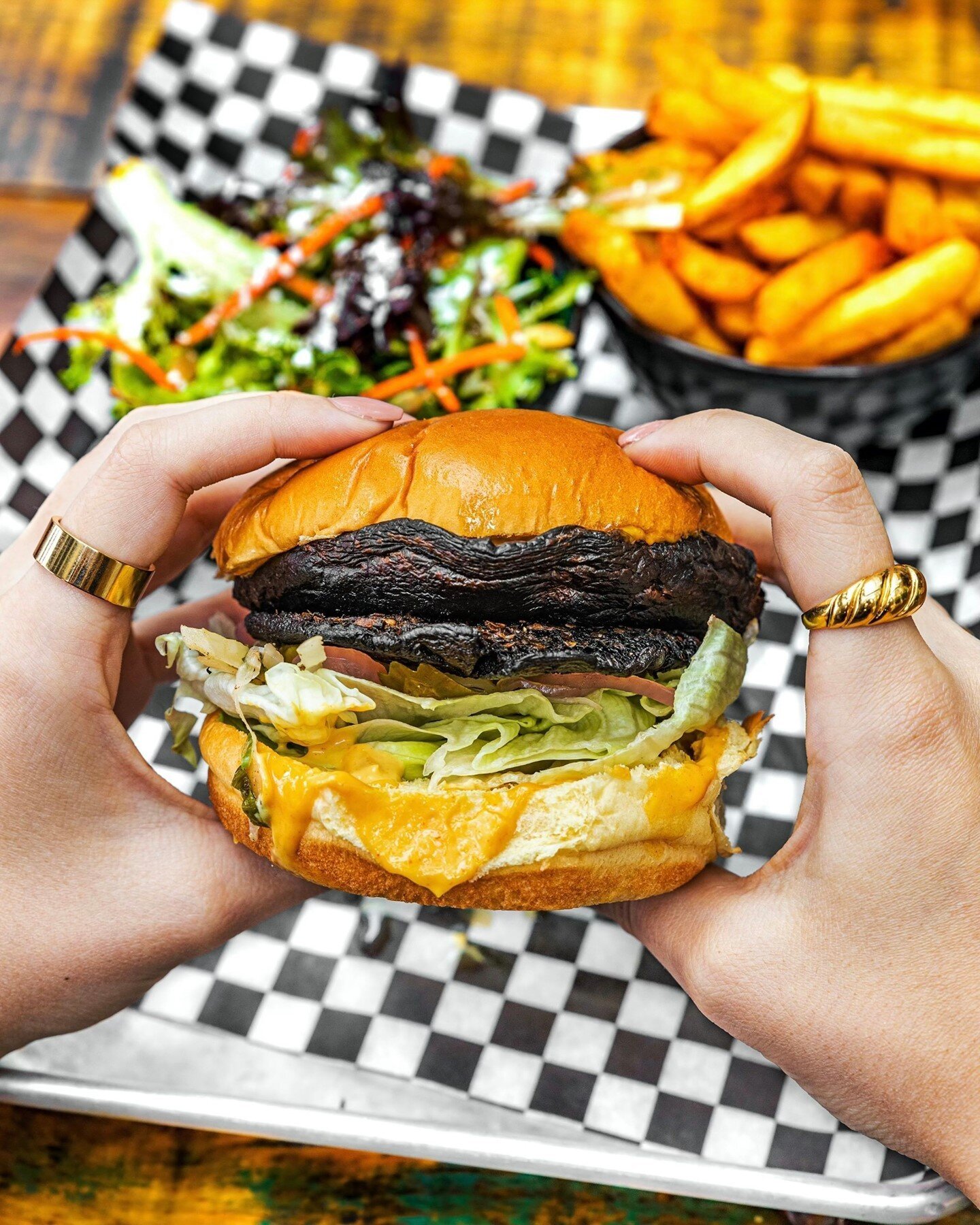 Step out or order-in our Portobello Sandwich this weekend🍔⠀
- Grilled Portobello Mushroom⠀
- Smoked Mustard Aioli⠀
- Provolone Cheese⠀
- Pickled onions, tomato, iceberg lettuce &amp; pickles