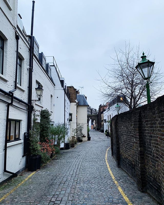 I love the hidden alley ways of Kensington homes!
&bull;
&bull;
&bull;
#London #Kensington #Travel #TravelGram