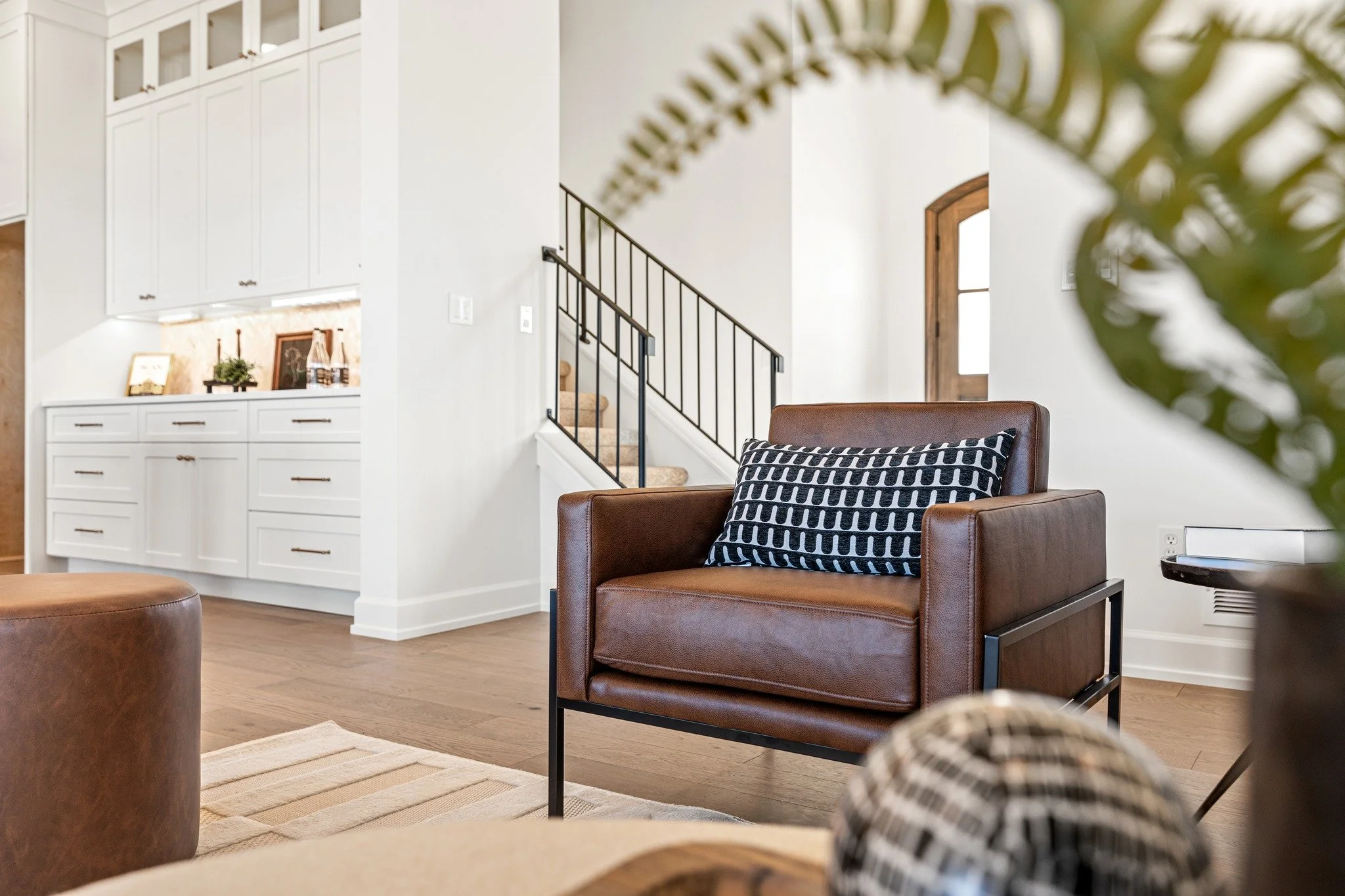 Railings are easy to overlook &mdash; until they&rsquo;re done right.
@andersonhomesmo