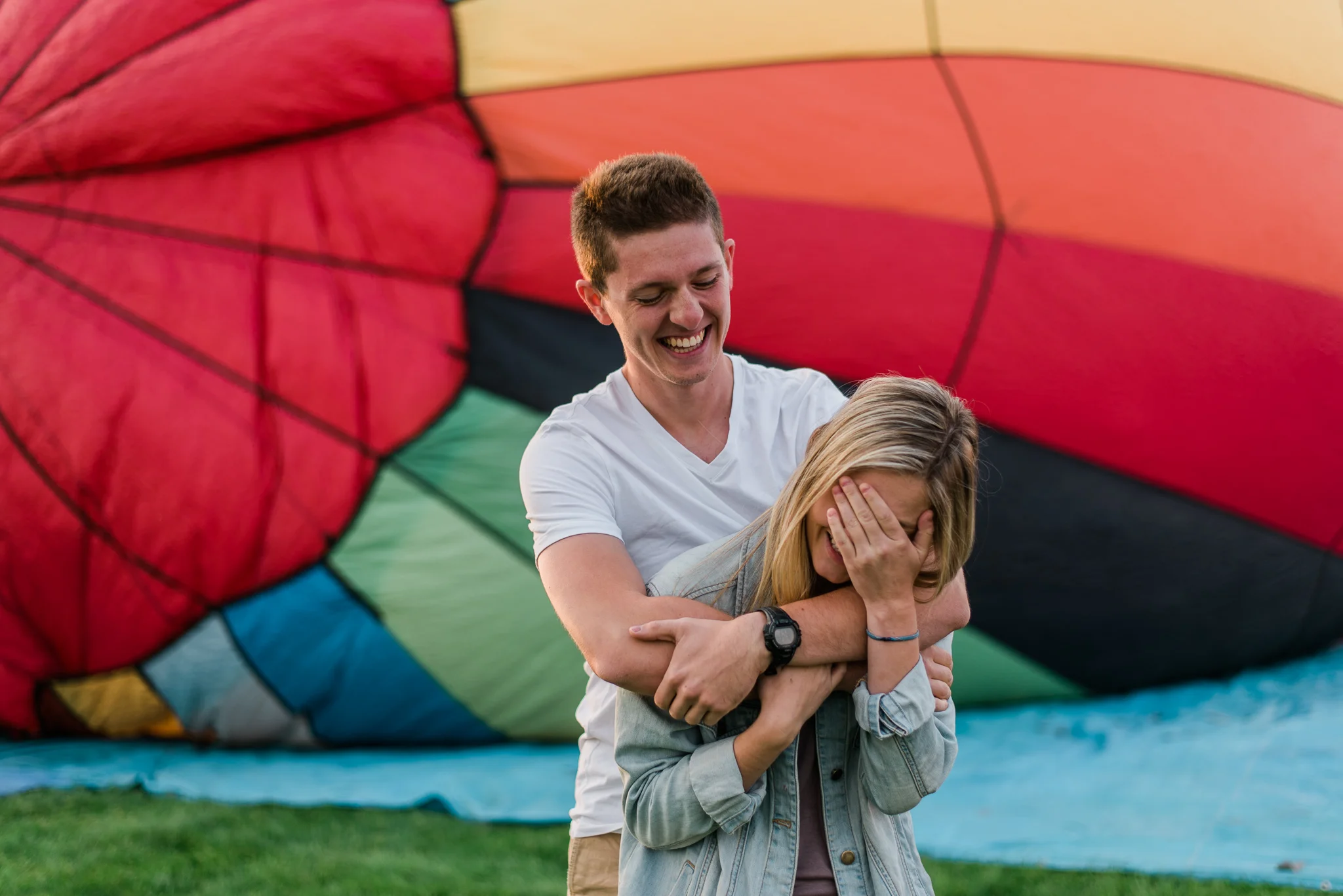 Boise Wedding Photographer / Idaho engagement photographer / Cozy Posing / PNW Engagement / Idaho Engagement Session / Natural Couples Posing Ideas / hot air balloons / spirit of boise balloon classic / couples session / engagement session / couples Outfit Ideas / cute couples outfit / casual outfit / Summer couples session / aesthetic / adventure photography / boise couples photographer / SS Photography & Design / Sadie Shirts