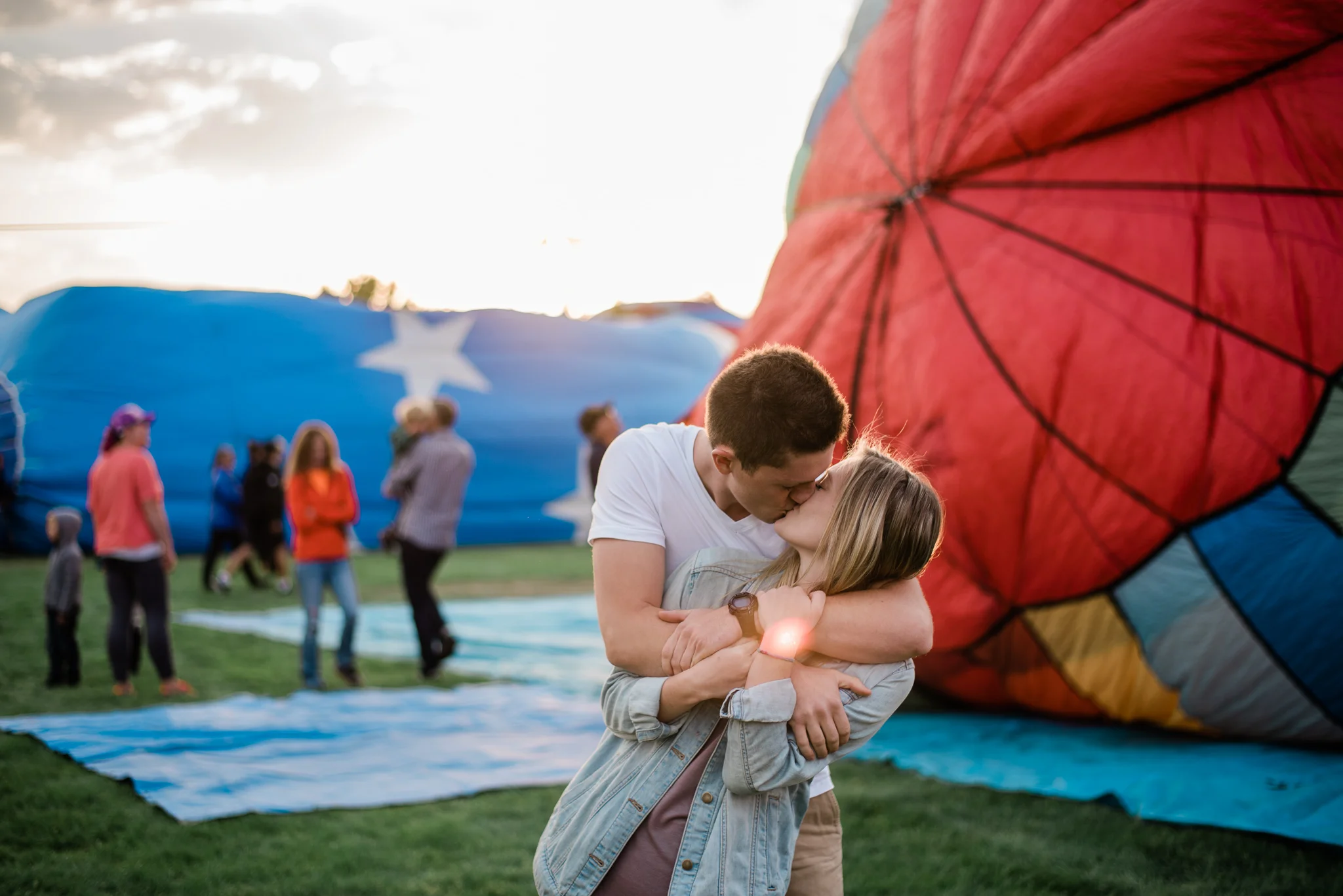 Boise Wedding Photographer / Idaho engagement photographer / Cozy Posing / PNW Engagement / Idaho Engagement Session / Natural Couples Posing Ideas / hot air balloons / spirit of boise balloon classic / couples session / engagement session / couples Outfit Ideas / cute couples outfit / casual outfit / Summer couples session / aesthetic / adventure photography / boise couples photographer / SS Photography & Design / Sadie Shirts