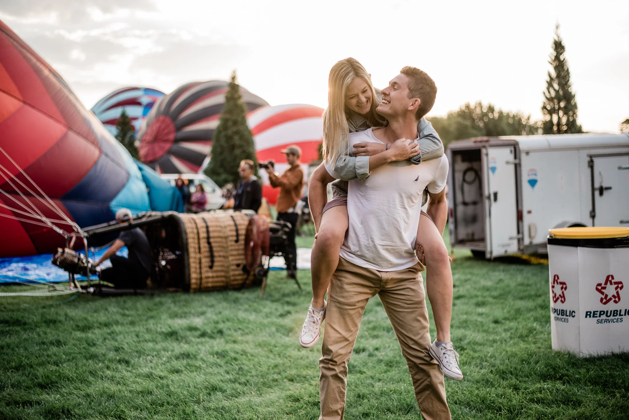 Boise Wedding Photographer / Idaho engagement photographer / Cozy Posing / PNW Engagement / Idaho Engagement Session / Natural Couples Posing Ideas / hot air balloons / spirit of boise balloon classic / couples session / engagement session / couples Outfit Ideas / cute couples outfit / casual outfit / Summer couples session / aesthetic / adventure photography / boise couples photographer / SS Photography & Design / Sadie Shirts