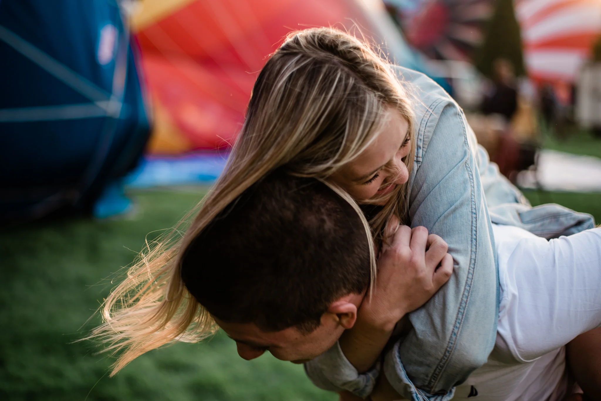 Boise Wedding Photographer / Idaho engagement photographer / Cozy Posing / PNW Engagement / Idaho Engagement Session / Natural Couples Posing Ideas / hot air balloons / spirit of boise balloon classic / couples session / engagement session / couples Outfit Ideas / cute couples outfit / casual outfit / Summer couples session / aesthetic / adventure photography / boise couples photographer / SS Photography & Design / Sadie Shirts