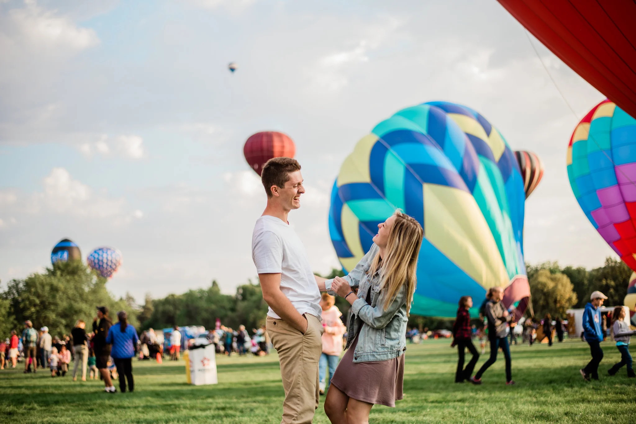 Boise Wedding Photographer / Idaho engagement photographer / Cozy Posing / PNW Engagement / Idaho Engagement Session / Natural Couples Posing Ideas / hot air balloons / spirit of boise balloon classic / couples session / engagement session / couples Outfit Ideas / cute couples outfit / casual outfit / Summer couples session / aesthetic / adventure photography / boise couples photographer / SS Photography & Design / Sadie Shirts
