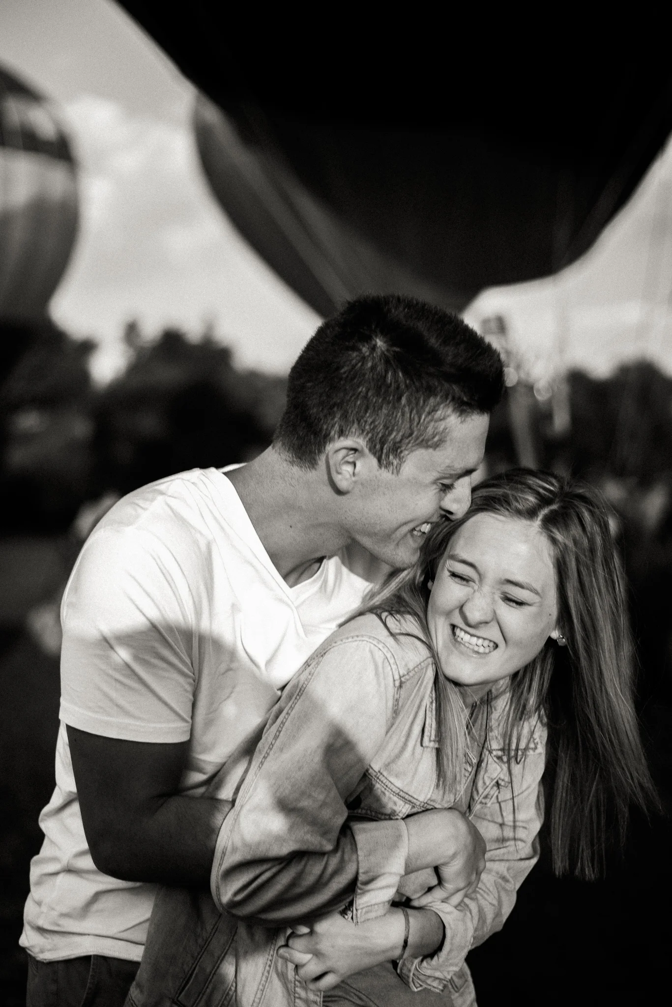 Boise Wedding Photographer / Idaho engagement photographer / Cozy Posing / PNW Engagement / Idaho Engagement Session / Natural Couples Posing Ideas / hot air balloons / spirit of boise balloon classic / couples session / engagement session / couples Outfit Ideas / cute couples outfit / casual outfit / Summer couples session / aesthetic / adventure photography / boise couples photographer / SS Photography & Design / Sadie Shirts