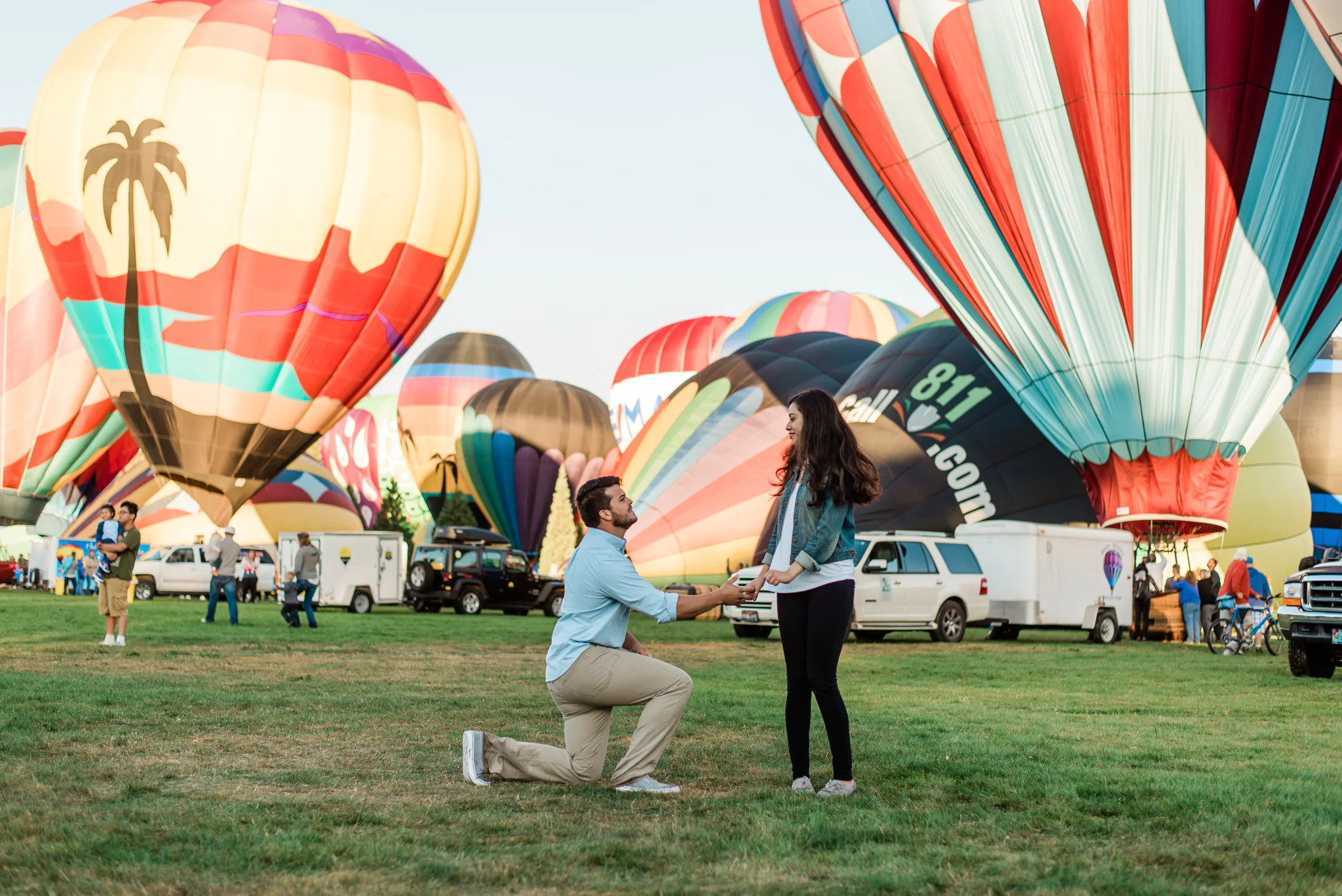 Boise Wedding Photographer / surprise proposal / proposal ideas / Idaho engagement photographer / Cozy Posing / PNW Engagement / Idaho Engagement Session / Natural Couples Posing Ideas / hot air balloons / spirit of boise balloon classic / couples session / engagement session / couples Outfit Ideas / cute couples outfit / casual outfit / Summer couples session / aesthetic / boise couples photographer / SS Photography & Design / Sadie Shirts