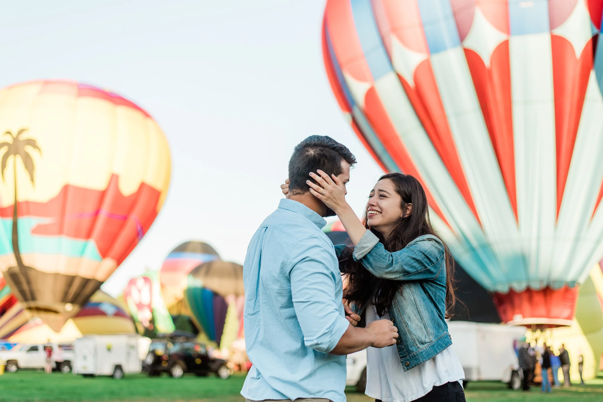 Boise Wedding Photographer / surprise proposal / proposal ideas / Idaho engagement photographer / Cozy Posing / PNW Engagement / Idaho Engagement Session / Natural Couples Posing Ideas / hot air balloons / spirit of boise balloon classic / couples session / engagement session / couples Outfit Ideas / cute couples outfit / casual outfit / Summer couples session / aesthetic / boise couples photographer / SS Photography & Design / Sadie Shirts