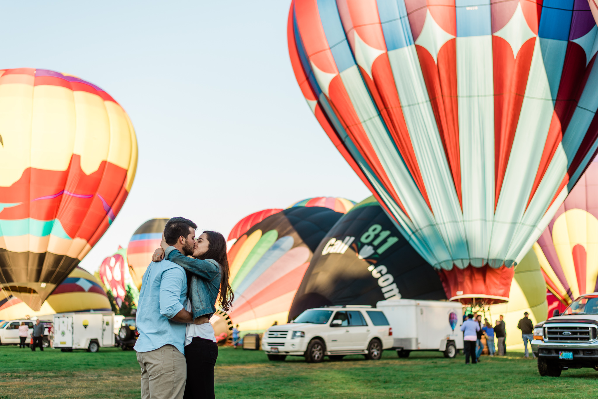 Boise Wedding Photographer / surprise proposal / proposal ideas / Idaho engagement photographer / Cozy Posing / PNW Engagement / Idaho Engagement Session / Natural Couples Posing Ideas / hot air balloons / spirit of boise balloon classic / couples session / engagement session / couples Outfit Ideas / cute couples outfit / casual outfit / Summer couples session / aesthetic / boise couples photographer / SS Photography & Design / Sadie Shirts