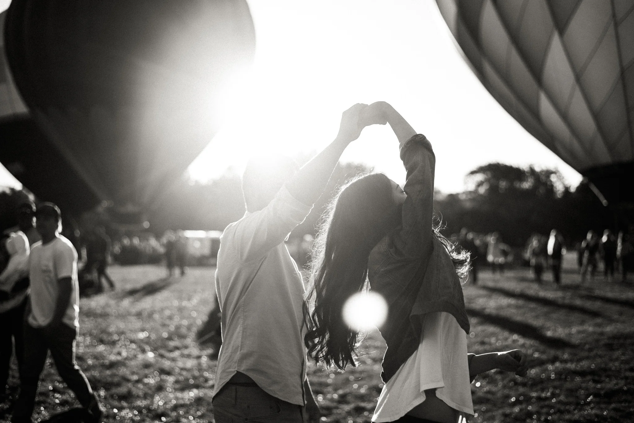 Boise Wedding Photographer / surprise proposal / proposal ideas / Idaho engagement photographer / Cozy Posing / PNW Engagement / Idaho Engagement Session / Natural Couples Posing Ideas / hot air balloons / spirit of boise balloon classic / couples session / engagement session / couples Outfit Ideas / cute couples outfit / casual outfit / Summer couples session / aesthetic / boise couples photographer / SS Photography & Design / Sadie Shirts