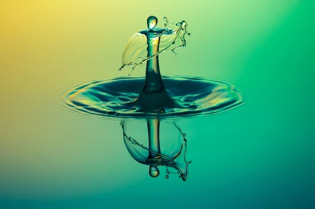 highspeed-photography-water-drop-of-water-alien-dance.jpg