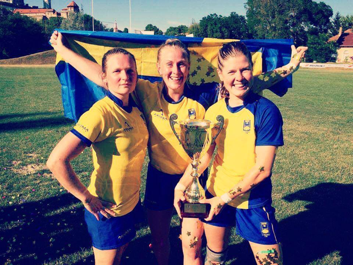 From the left: Emma Skagerlind, Emelie Hellgren and Lene Lykke-Olesen posing with the European Thophy 2017, after finishing first with the Swedish national 7’s team.
