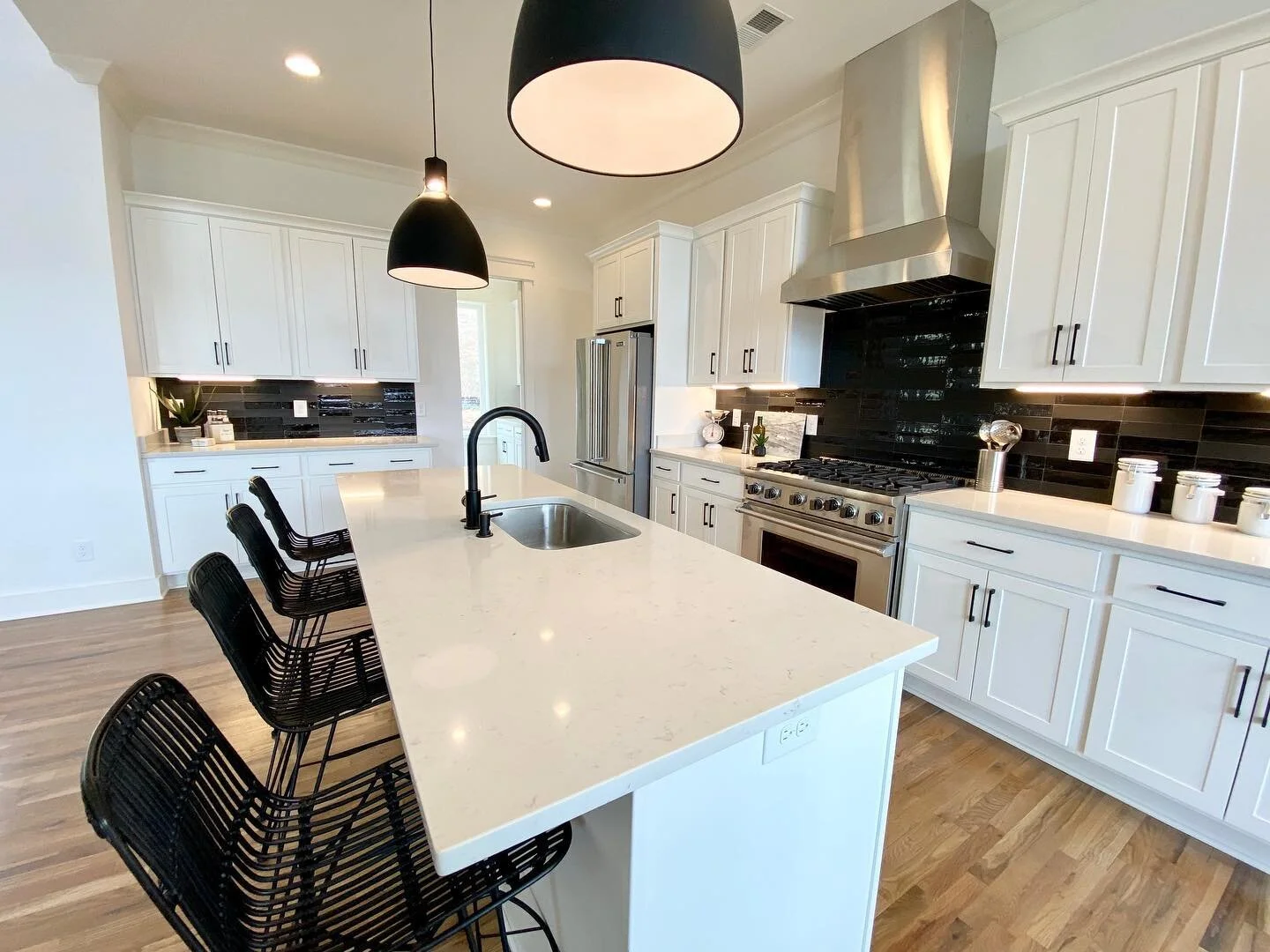 ✨We&rsquo;re loving how this stunning, open concept living area came together✨