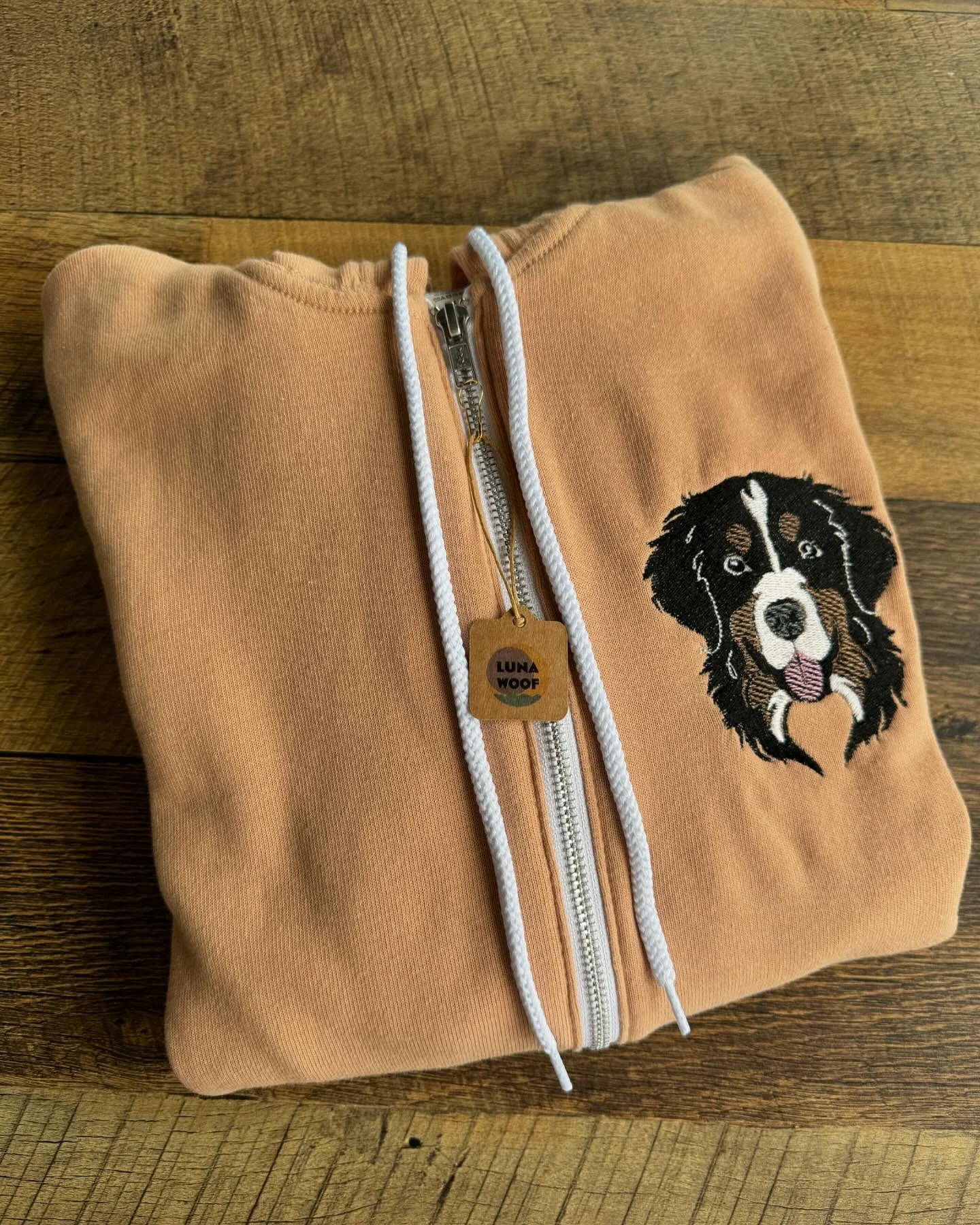 The #poodles are up in arms but when your best friend is a #bearnesemountaindog you get inspired. Luna❤️Teddy 

#embroidery #customembroidery #dogembroidery #mdr #lunawoof #marinadelrey #handmadeitems #dogsofinstagram #mdrfarmersmarket #lunawoofstore