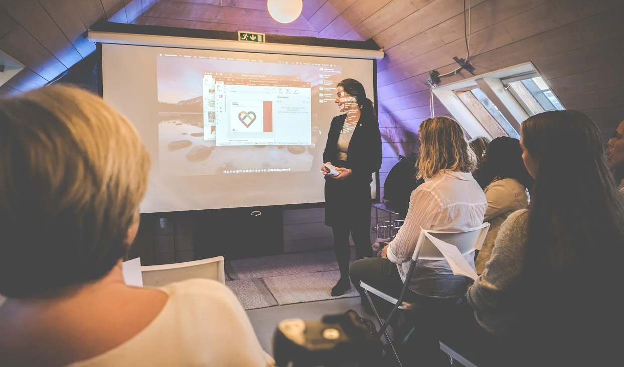 PROGRAM DYPDYKK 1: hvordan sikre en sunn og aktiv alderdom for flere? 18.00: Velkommen til Impact Challenge ved arrangør Impact Hub Bergen 18.05: Åpningsord ved Vigdis A. Gåskjenn, Byråd for helse og omsorg 18.15: Alder er intet hinder, fordommer derimot.. ved Tobba T. Sudmann Senter for Omsorgsforskning, Høgskolen på Vestlandet 18.30: Hverdagsrehabilitering ved Linda Dalsgård, Programkoordinator, Smart Omsorg, Bergen kommune 18.45: Lek mer! Bruk av spillteknologi for en aktiv alderdom ved Beatrix Vereijken, professor ved institutt for nevromedisin og bevegelsesvitenskap, NTNU, leder for NTNU helseprosjekt EXACT. 19.05: Norge et land for aktive seniorer ved Mette Aanes, Førsteamenuensis, Sosialpsykolog, PhD i Folkehelse, Høgskolen på Vestlandet 19.15: Livskvalitet og god helse satt i system ved Lone Koldby, gründer av Aktivitetsdosetten 19.25: Mulighetene ligger i motivasjonen ved Jon Ingar Kjenes, CEO i Motitech 19.35: Pause 19.50: Workshop: muligheter og barrierer for en sunn og aktiv alderdom 20.30: Oppsamling av resultater fra workshop og avsluttende refleksjon i plenum. 21.00: Takk for i dag og tema for neste Dypdykk.
