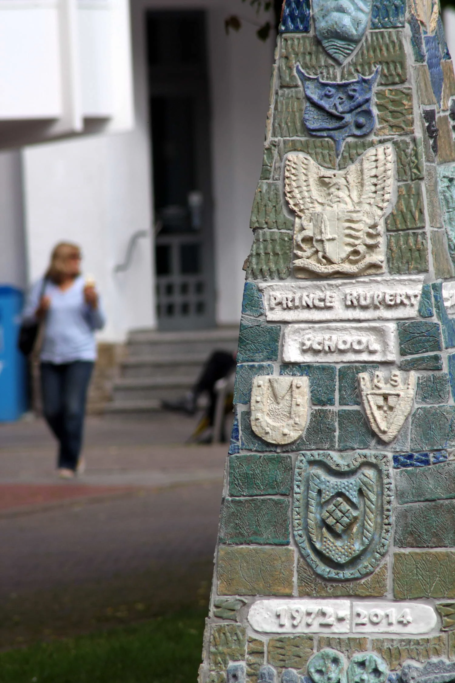  The ceramic surface is made up of relief crests and shallow tiles which are all made by pupils and staff of the school. 