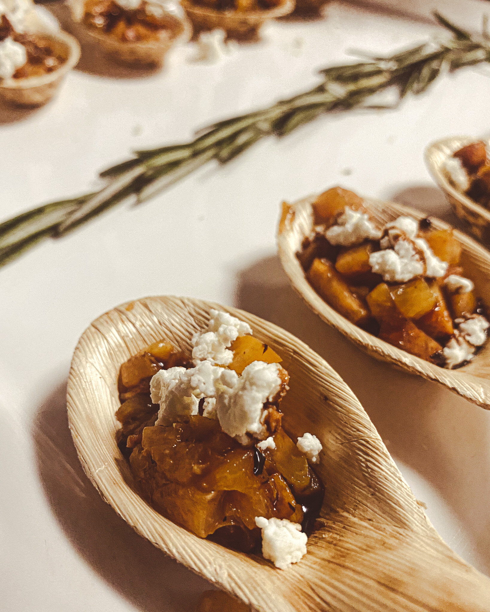 These bamboo spoons are filled with grilled peaches, goat cheese, and mint, then are topped with a balsamic drizzle. The perfect bite to welcome the warmer weather!
.
.
.
.
.
.
.
.
.
.
 #chitownfoodies #312food #chicagofoodscene #buzzfeedfood #chefso