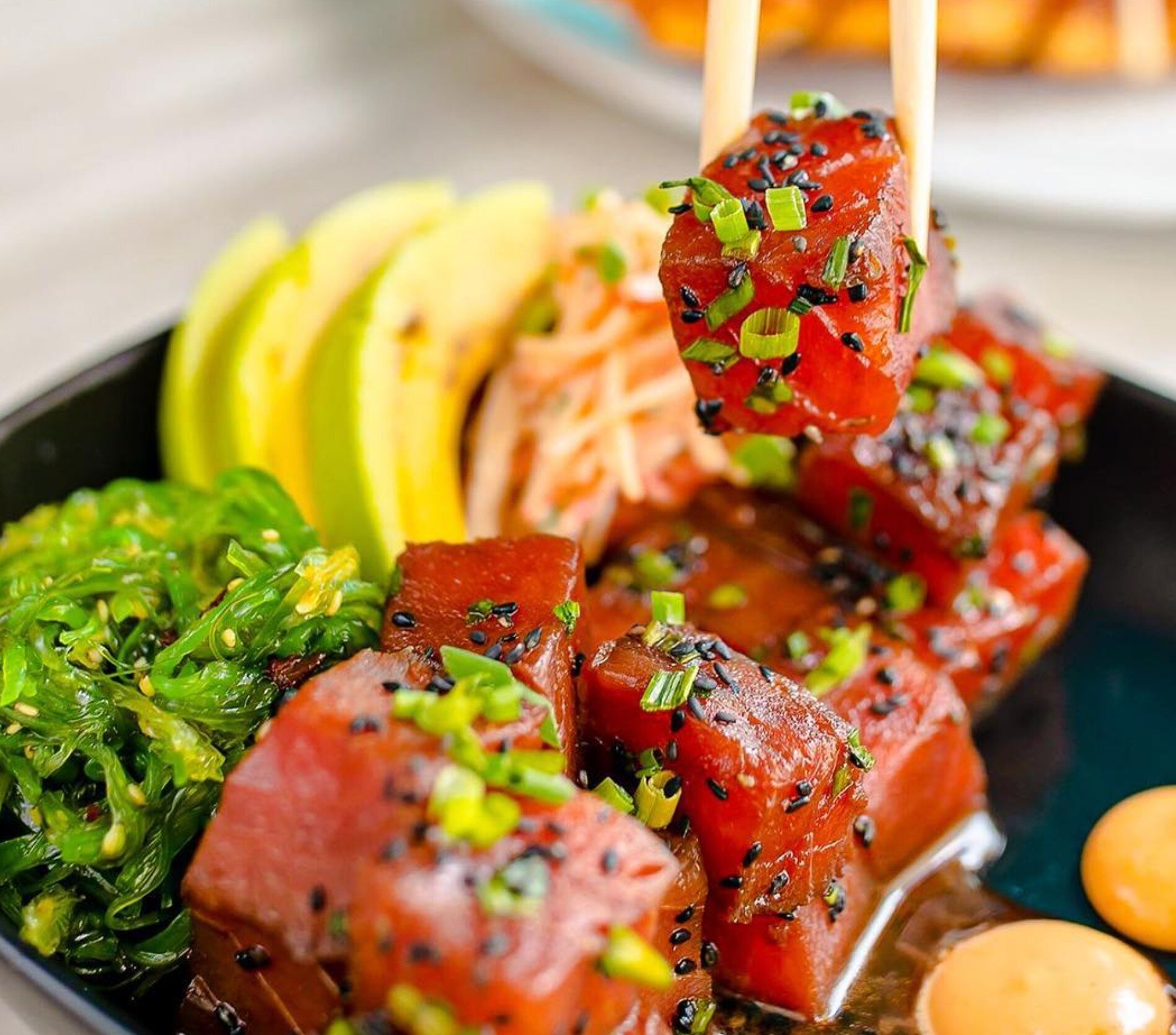Fresh tuna so close you can almost taste it! ⚡
#tunapoke #comecomedor #comedormiramar #puertorico