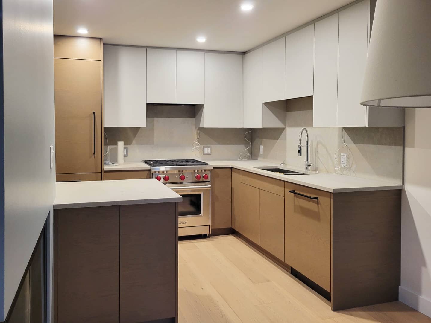 Wrapping up this tidy kitchen 
&bull;
&bull;
&bull;
#customcabinetry #custommade #customcabinets #homerenovation #kitchenrenovation #handlelesskitchen #twotonekitchen #kitchencabinets
#kitcheninspo #kitchendesign #kitchensofinstagram #smallkitchen #s