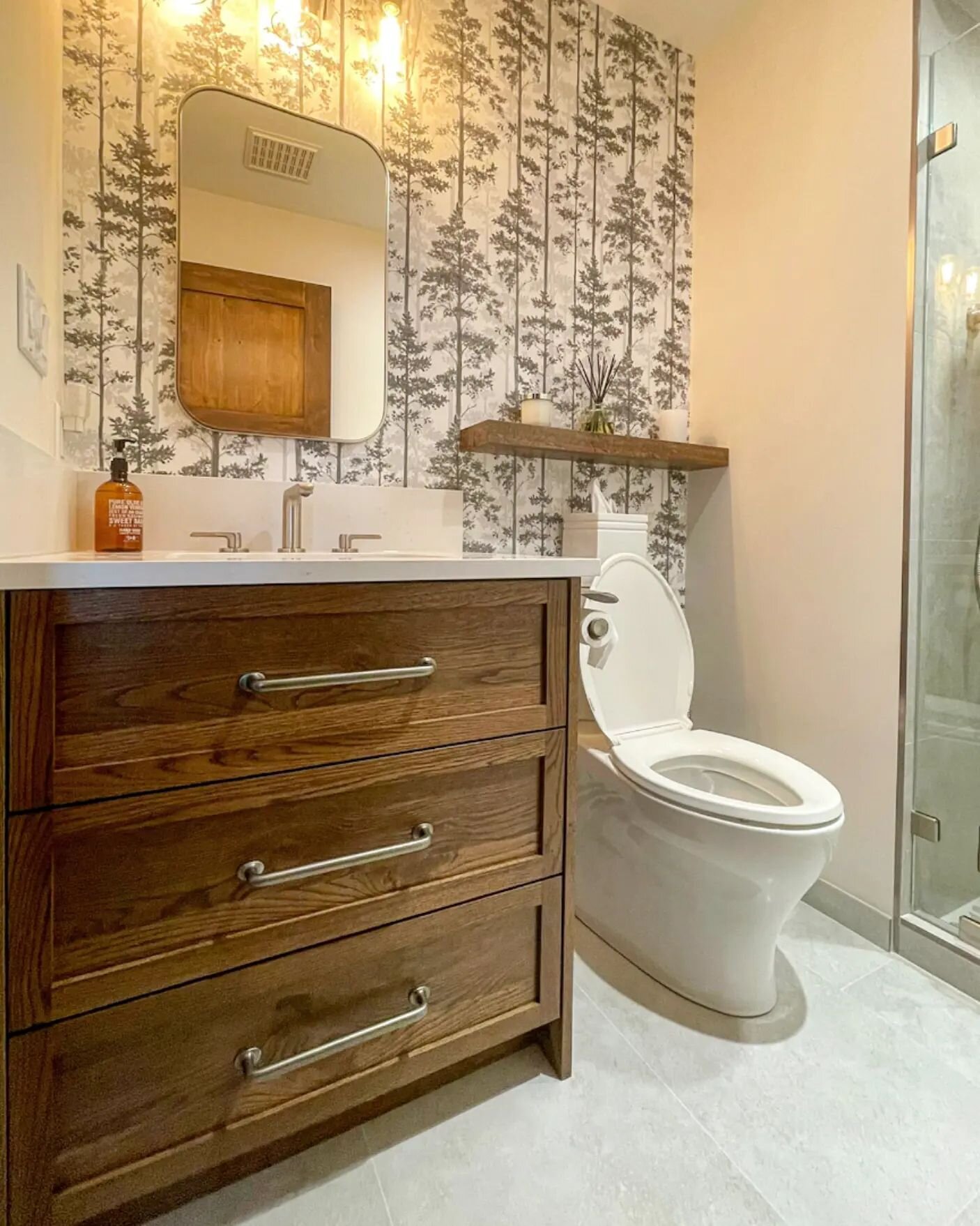 The guest bath from our Falcon project 👀 
&bull;
&bull;
&bull;
#bathroom #bathroomvanity #bathroominspo #bathroomcabinet #bathroomideas #woodgrain #bathroomshelf #floatingshelves #supportlocal #supportsmallbusiness