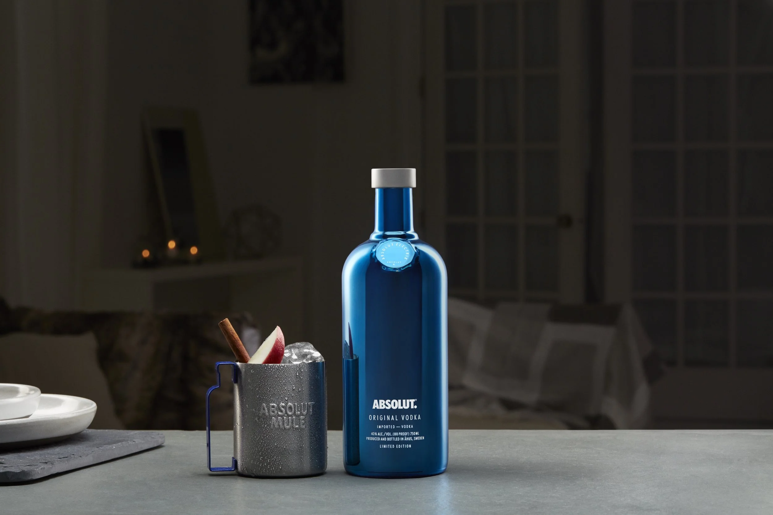 Absolut_ElectrikBottle_03_FriendsgivingCocktail_0420_MAIN_40m_RGB.jpg