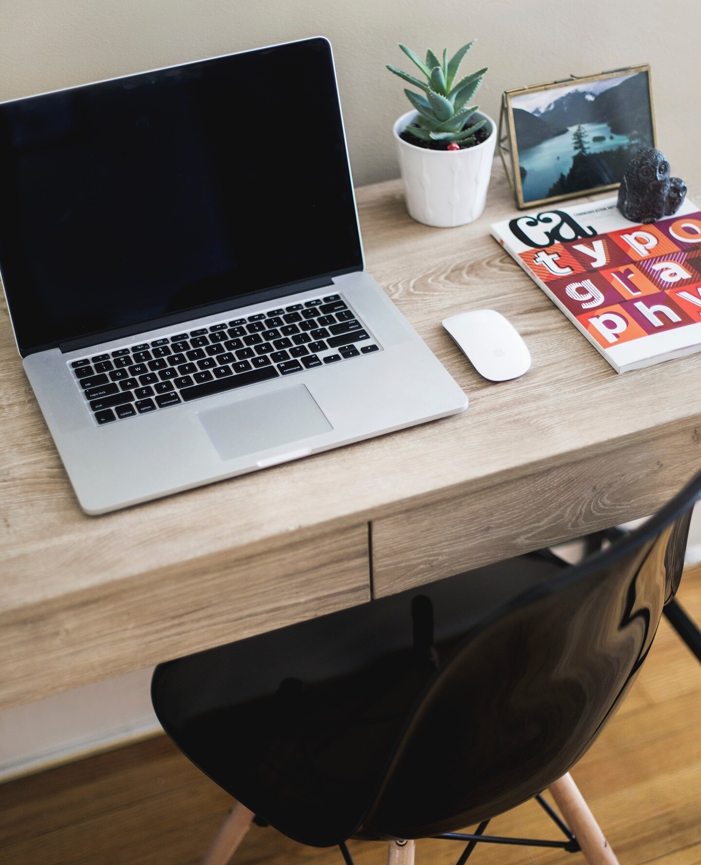 Home stretch guys - the end of Friday is almost here 😜 Why not use the weekend to spruce up your Home Office to motivate you to hit the ground running on Monday?  By popular demand, here are some tips for your weekend project:⁠
⁠
📂 Declutter &amp; 